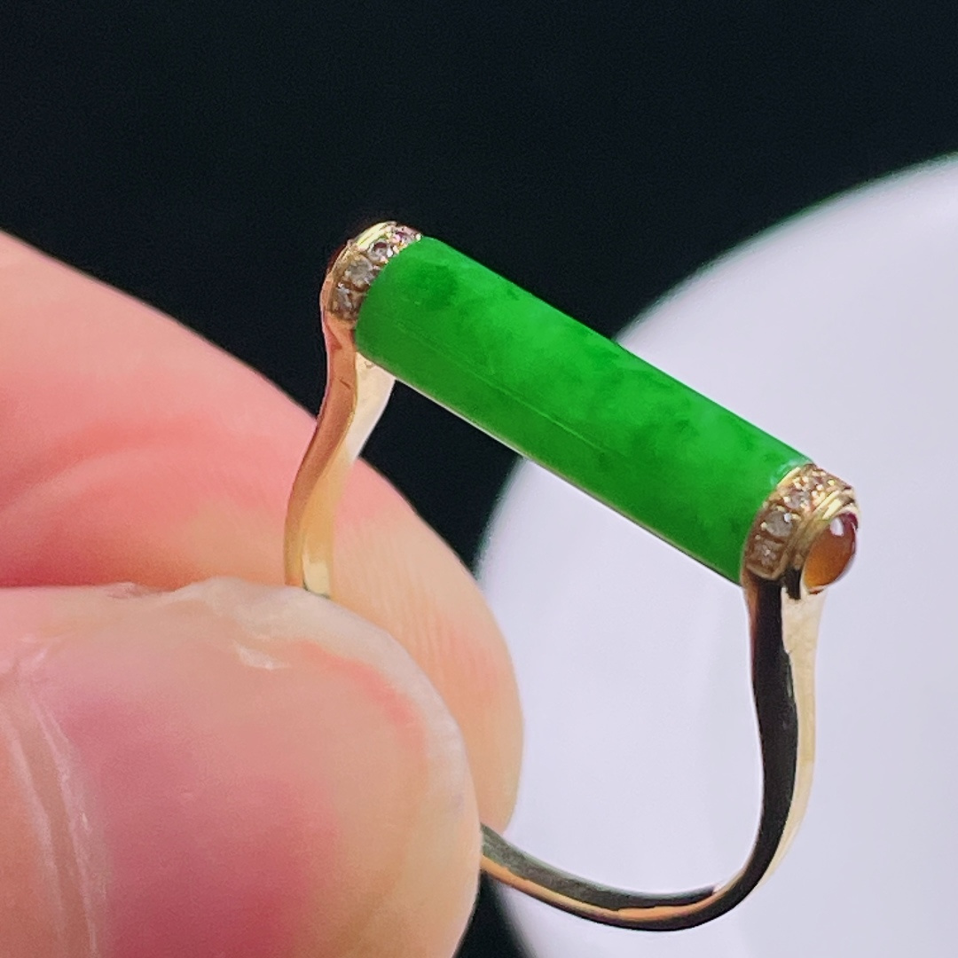 阳绿戒指，18k镶嵌，老种起光，细底通透，尺寸：裸石14.8/4mm0828