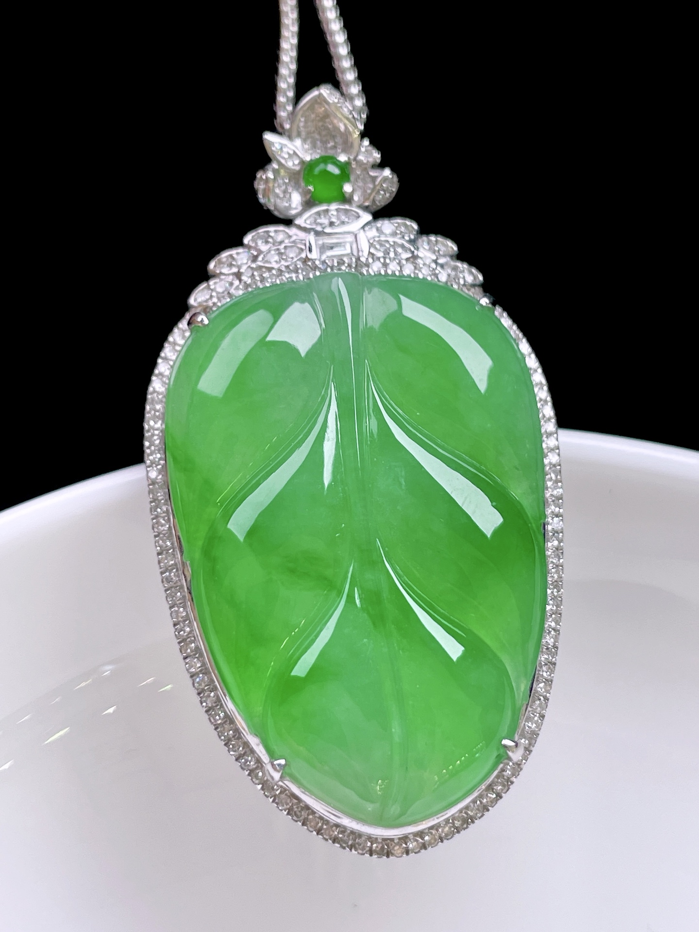 阳绿家大业大,色泽鲜艳，种老水润，18k金镶嵌,整体：43.8/23.5/9.7,裸石：30.2/20.5