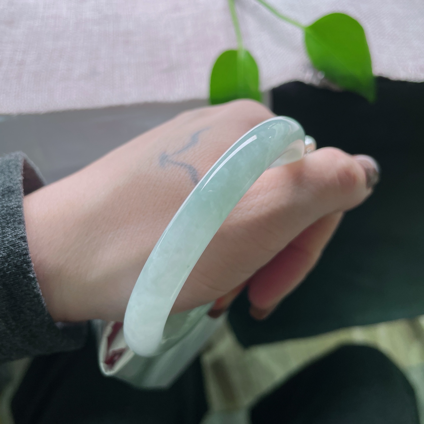 55.8/8.9，淡绿底圆条，水头好，干干净净，百搭，从容自若，晶体纹，ss55553a
