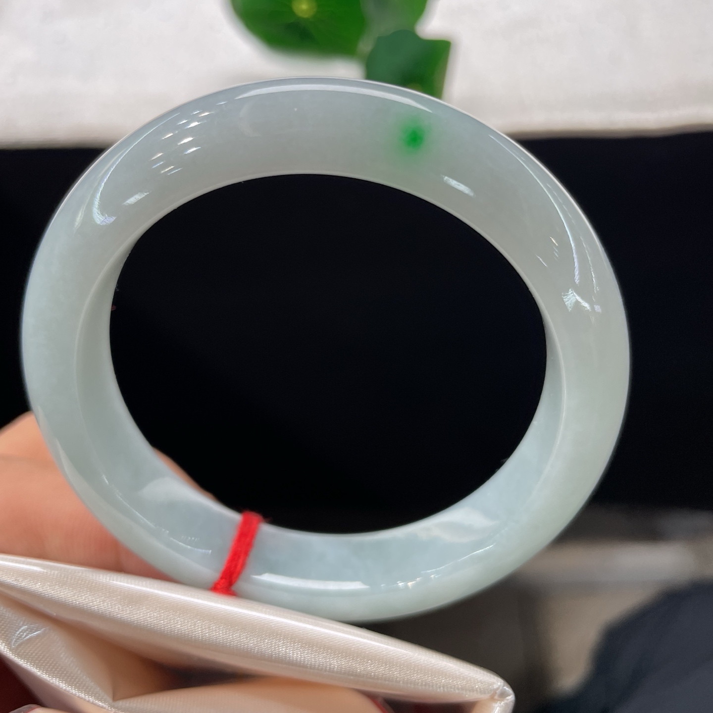 翡翠手镯 圈口55.9/12.5/8.8，白底青正圈，55/56/可戴，素玉凝光，肚里藏金，无裂