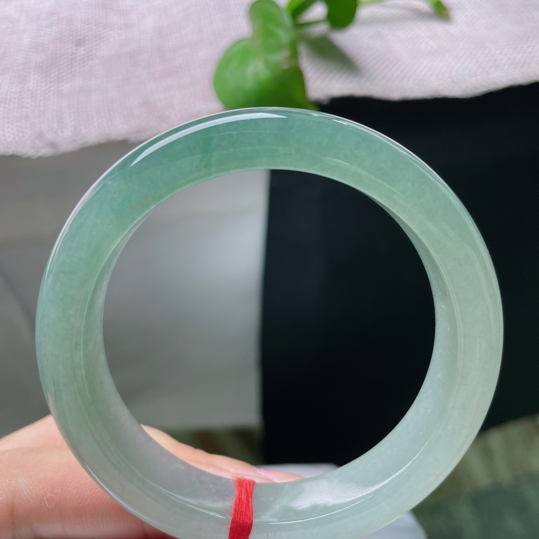 56.5/13/8.9，冰油青正圈，无裂种老，一镯分藏半山半水，深浅柔翠相融，冰润清逸自带山水诗意。
