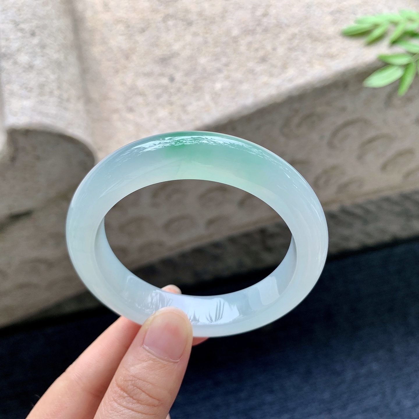 正圈53 54，圈口54.7/12.9/9.1，编码G7082927，冰糯飘绿，水润，种老，细腻，无裂。