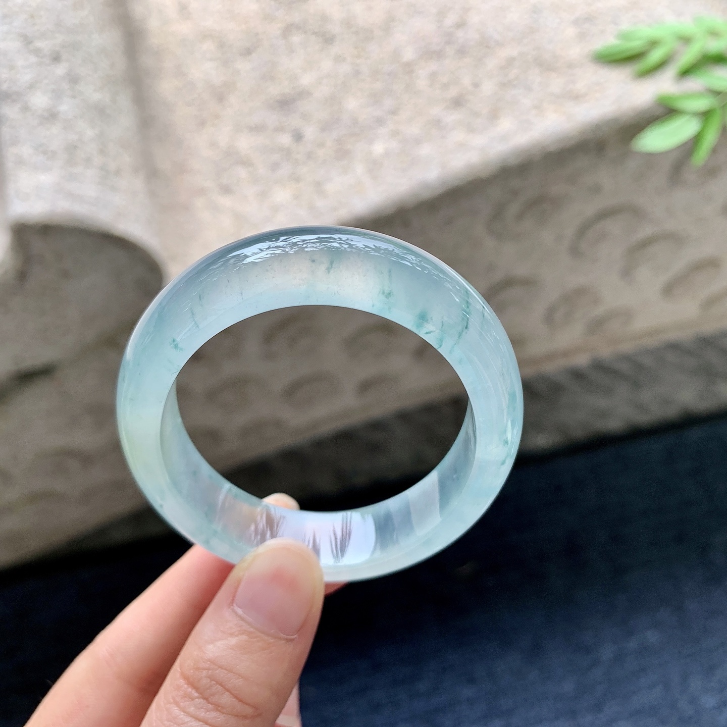 贵妃53 54,圈口54/46.5/12.7/7.6,编码N2082925,描述冰种飘花，清透，水润，种老，细腻，无裂
