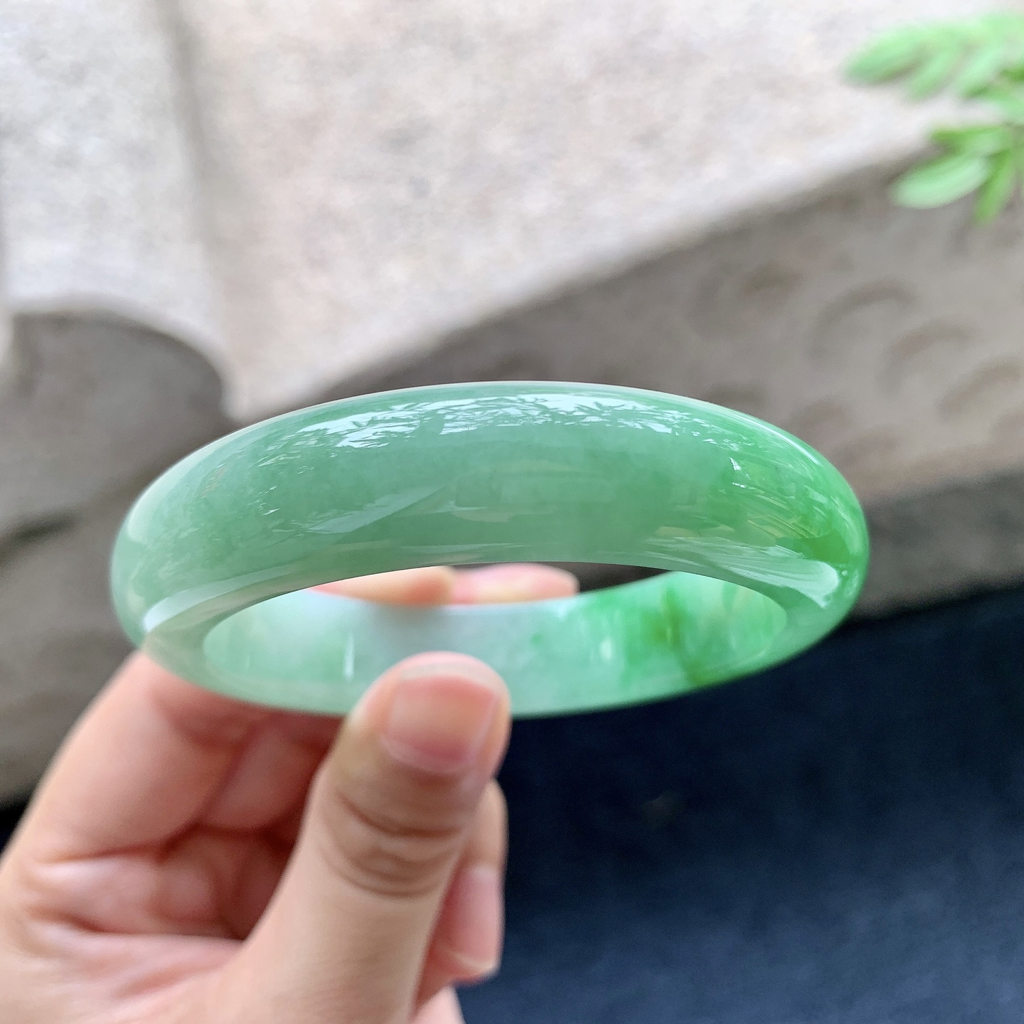 正圈50 51，圈口51.5/13/8.3，编码BA082903，描述糯冰飘阳绿，水润，种老，细腻，打灯有纹线