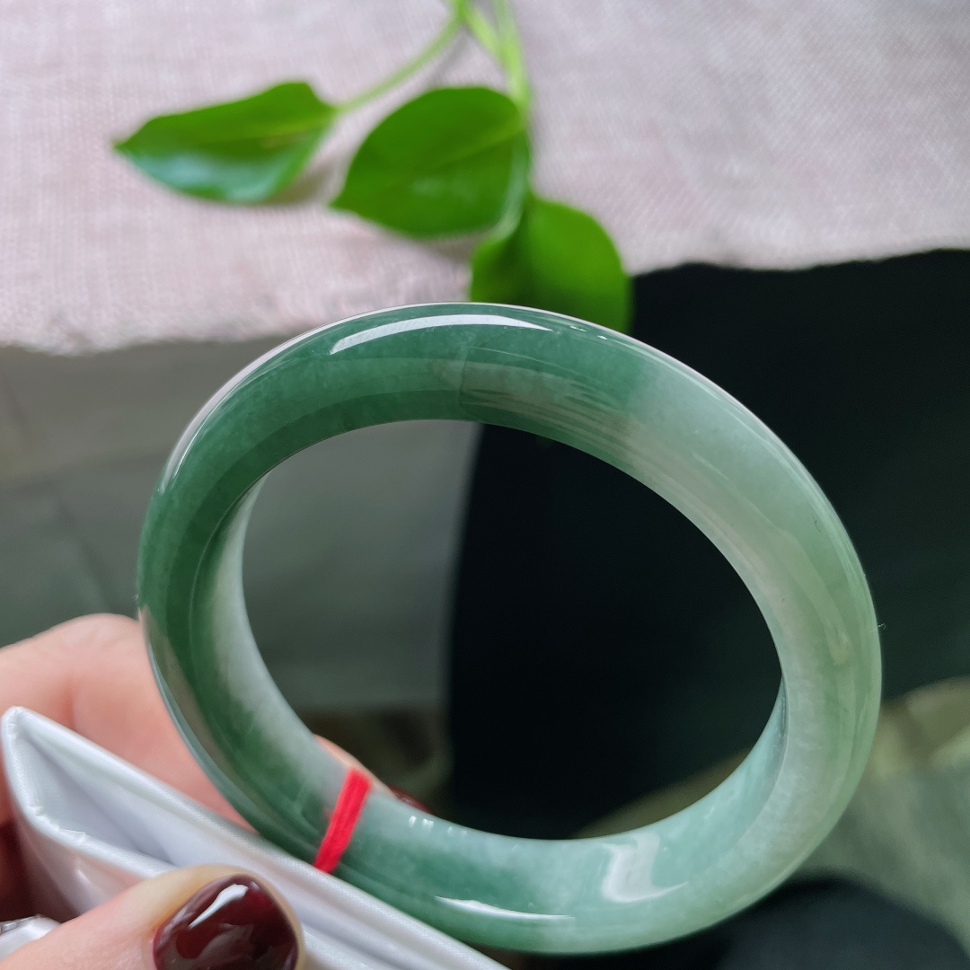 56.8/11.8/8.1深绿正圈，水润细腻，种老，悠悠的云里有淡淡的诗，一点色纹，ss55652a