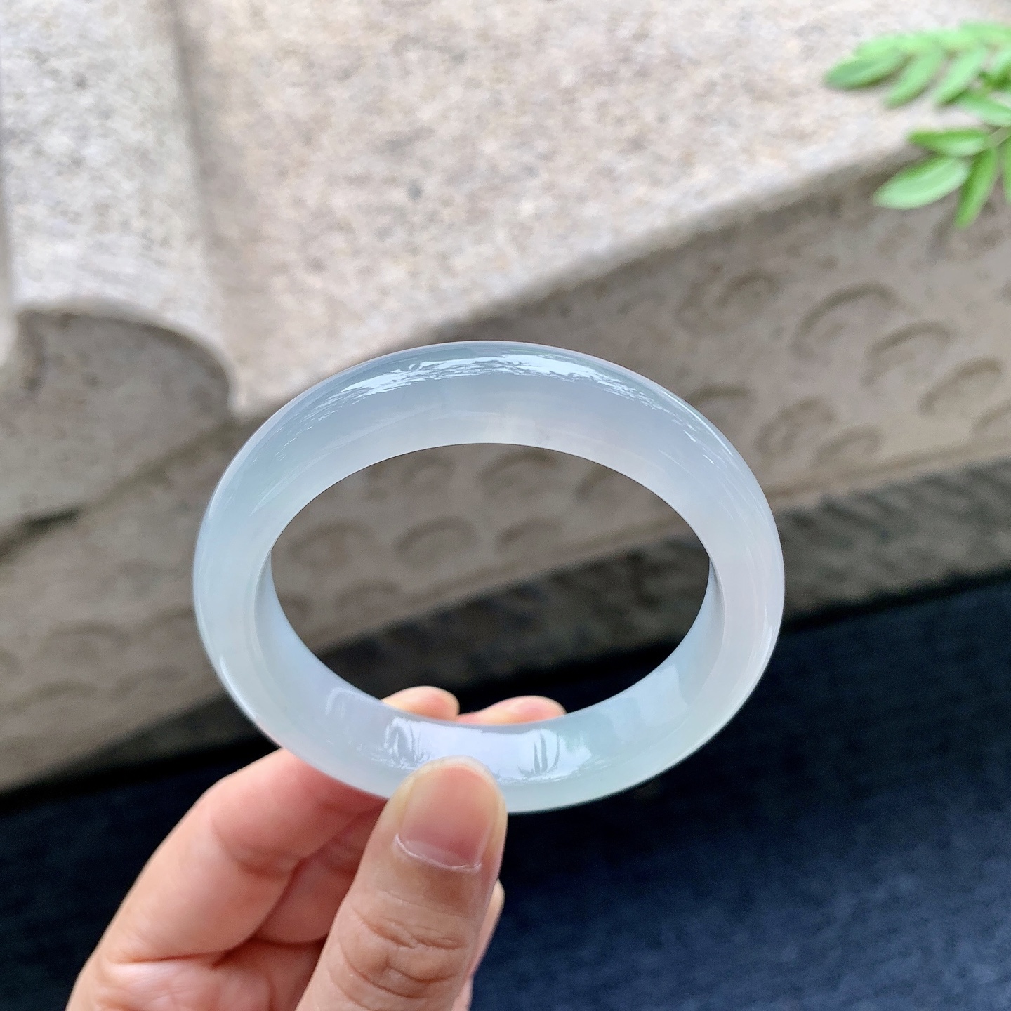 正圈51 52,圈口52.5/11.8/8,A2082918,糯冰底色，水润，种老，细腻，打灯有纹线