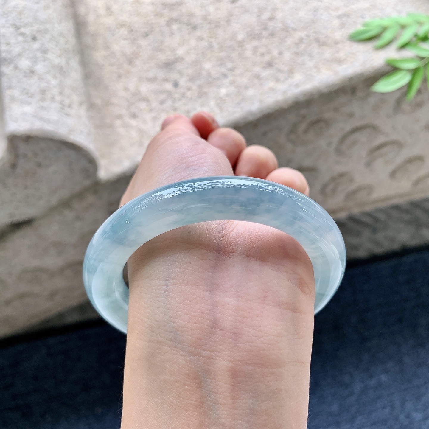 圆条56 57，圈口57/11.2/11.2，编码WW082945，糯冰飘花，水润，种老，细腻，打灯有絮线