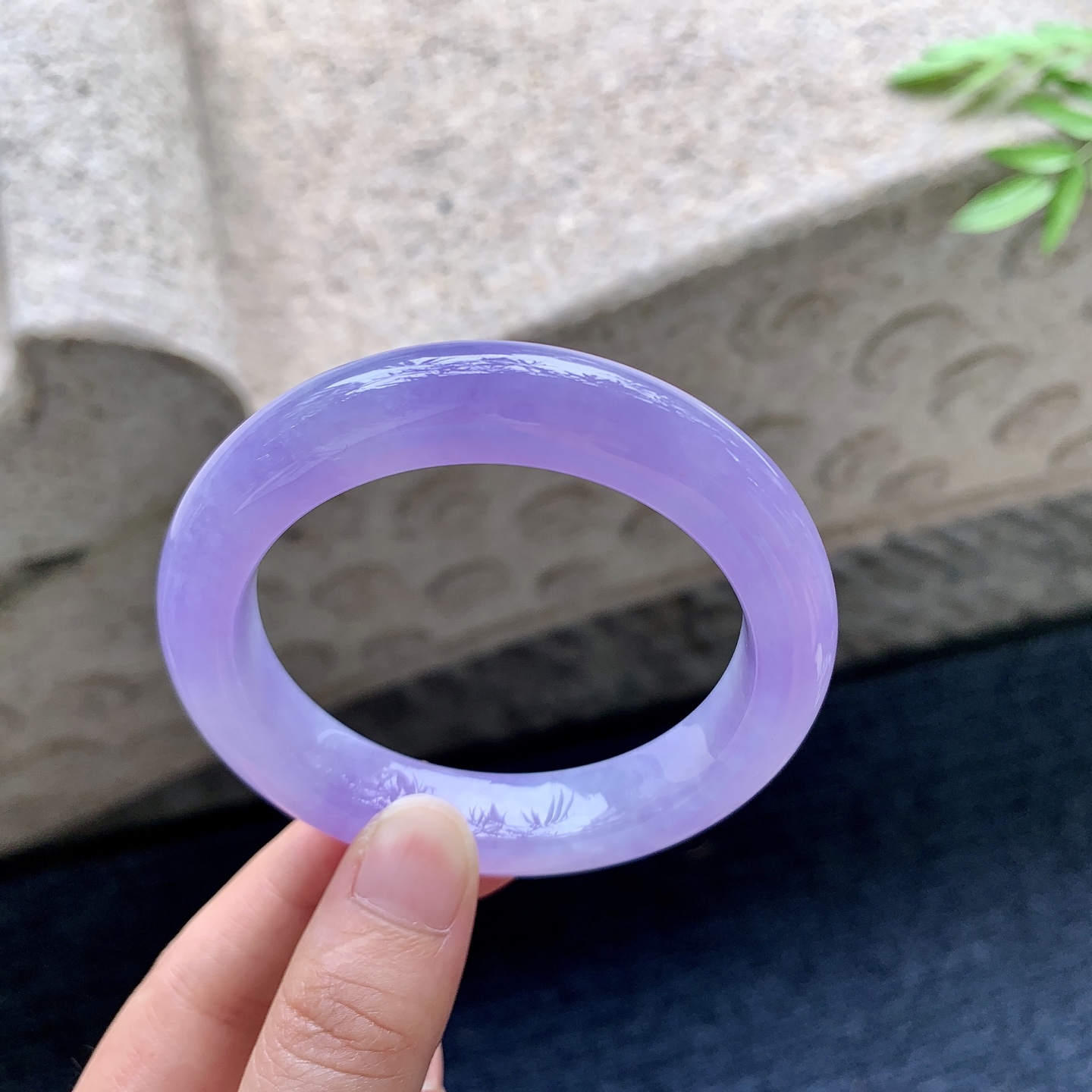 正圈53 54，圈口54.3/11.8/9.4，编码N2082924，冰糯妖紫，色艳，水润，种老，细腻，无裂