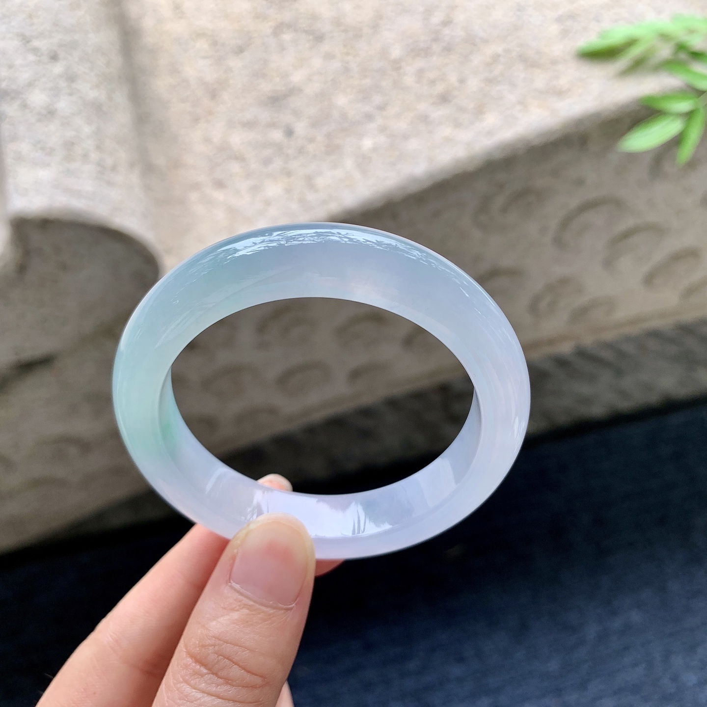 正圈49 50，圈口50.7/12.2/8.2，编码G7082919，描述糯冰飘绿，水润，种老，细腻，打灯有棉纹