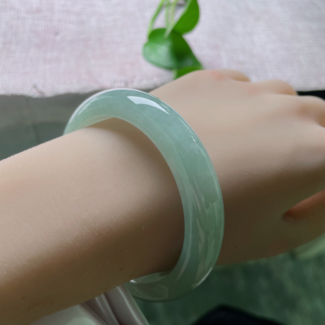 55.8/12.3/8.4，冰绿底正圈，有内纹，柔和浅湖水绿玉镯温润低调，款式简约耐看，日常休闲穿搭百搭不挑衣。ss52447a。