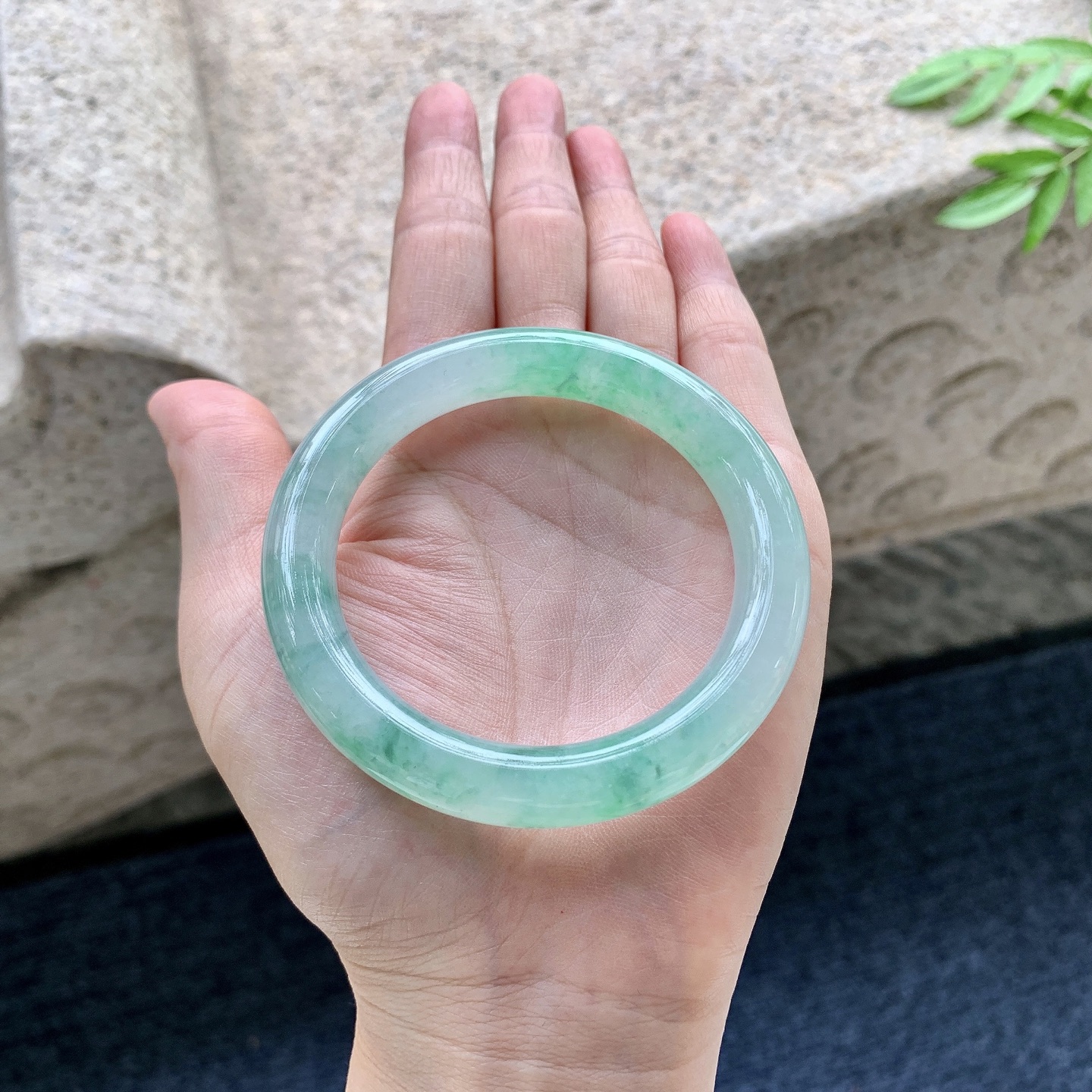 圆条51 52,圈口52.6/10.3/9.6,编码A2082909,冰糯飘绿花，水润，种老，细腻，有纹线