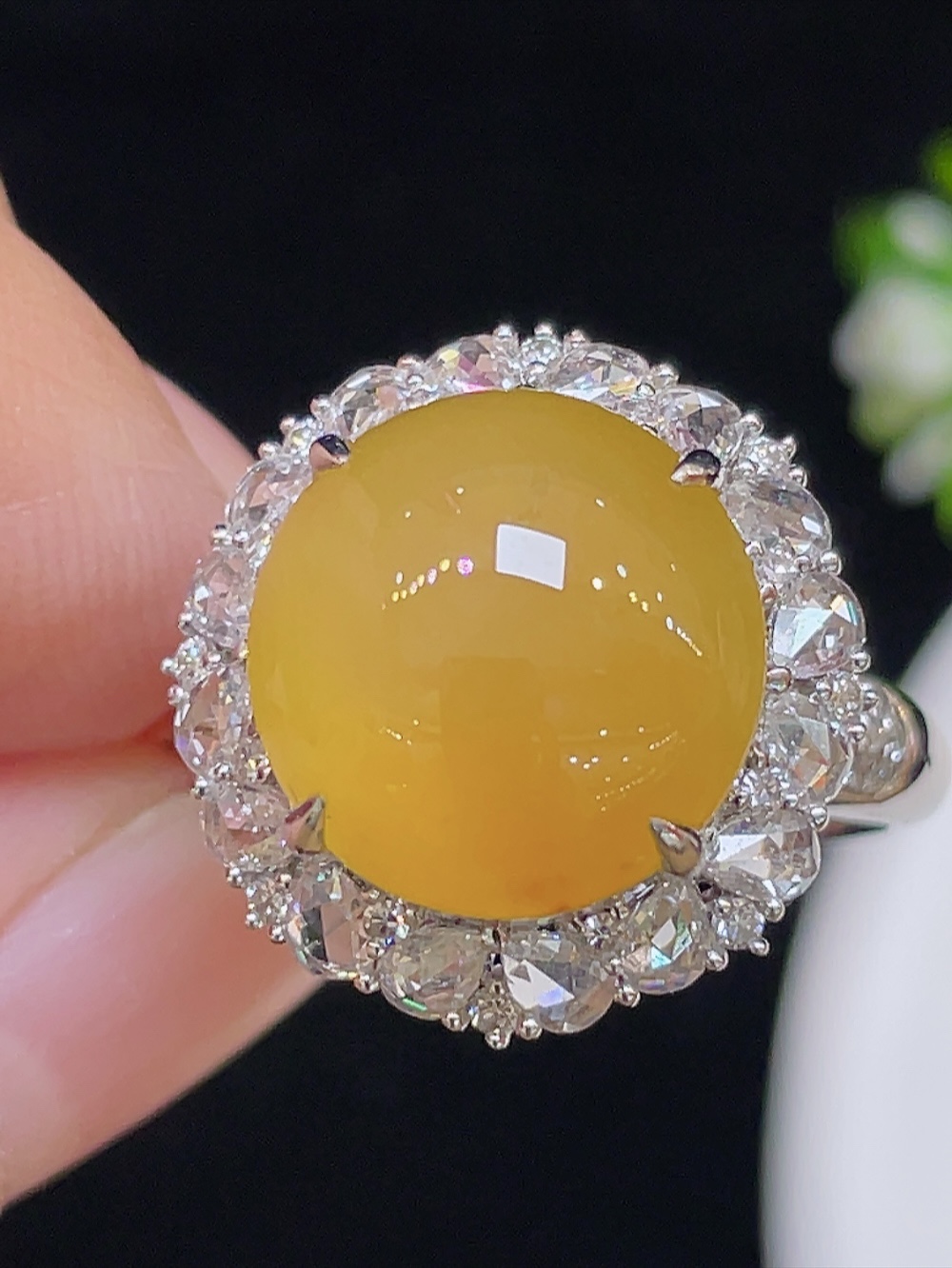 高冰黄翡，大戒指，大件饱满，通透水润，玉质细腻，翠色鲜艳，18k金奢华钻石镶嵌