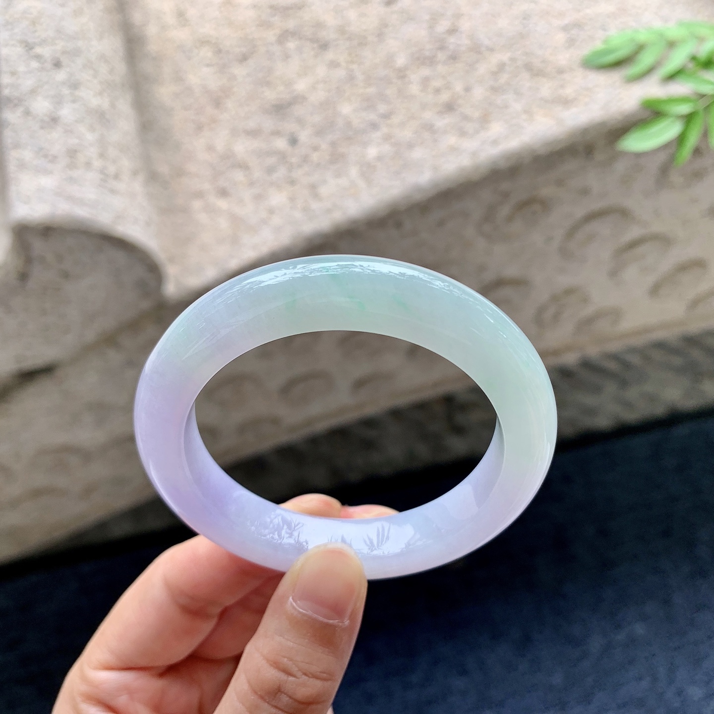 正圈50 51,圈口51/10.2/9.2,编码G7082926,描述春彩，水润，种老，细腻，打灯有纹线