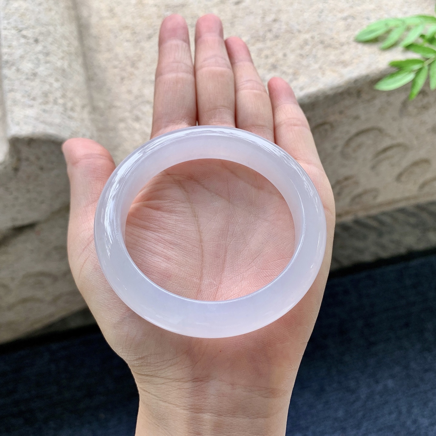 正圈55 56，圈口55/12/8.8，编码WW082949，糯冰淡粉紫，水润，种老，细腻，打灯有纹