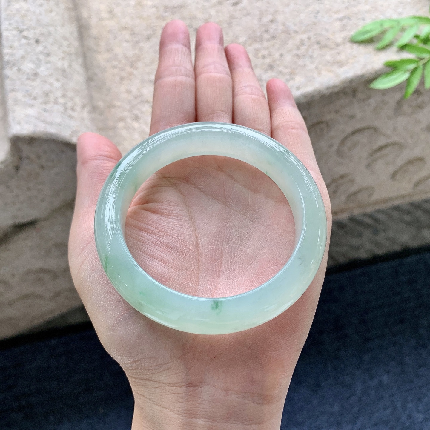 正圈54 55,圈口55.3/12.5/9,编码A2082916,描述糯冰淡绿飘绿，水润，种老，细腻，无裂