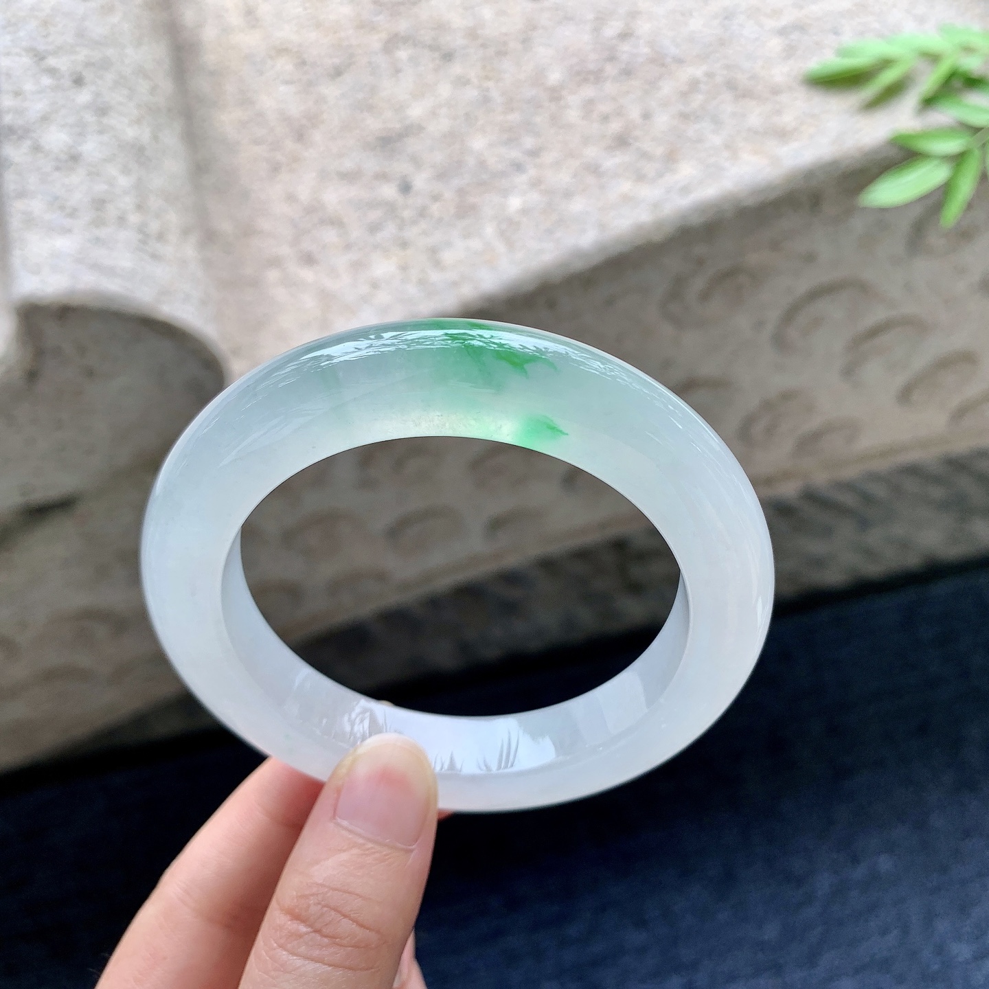 正圈57 58，圈口58.8/12.1/11，编码GJ082940，冰飘绿，清透，水润，种老，细腻，打灯有絮线