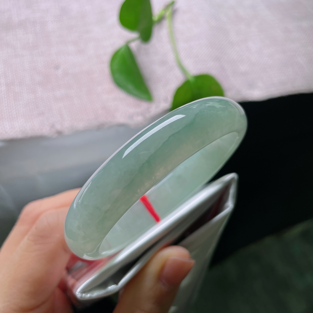 冰油贵妃，一点皮纹，冰透晴水平安镯，一抹清雅湖绿，把春日静水戴在腕上。ss ss56985a
