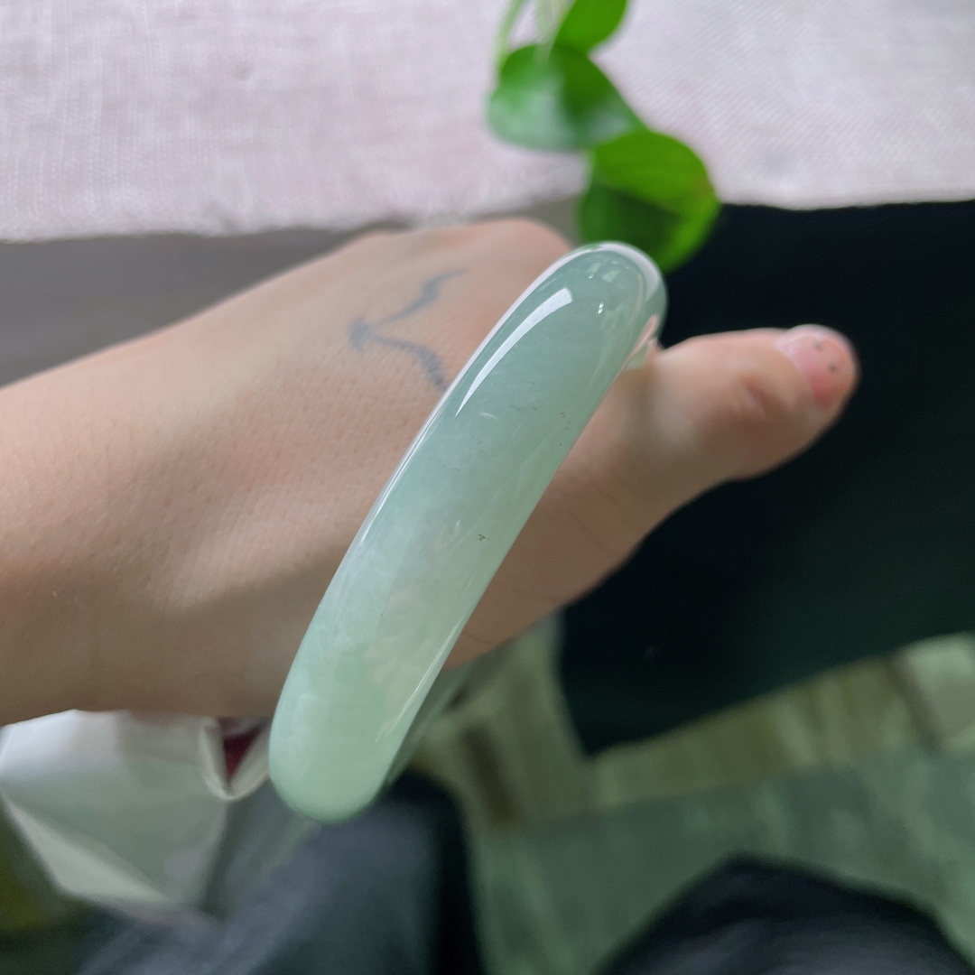 55.8/12.3/8.4，冰绿底正圈，有内纹，柔和浅湖水绿玉镯温润低调，款式简约耐看，日常休闲穿搭百搭不挑衣。ss52447a。