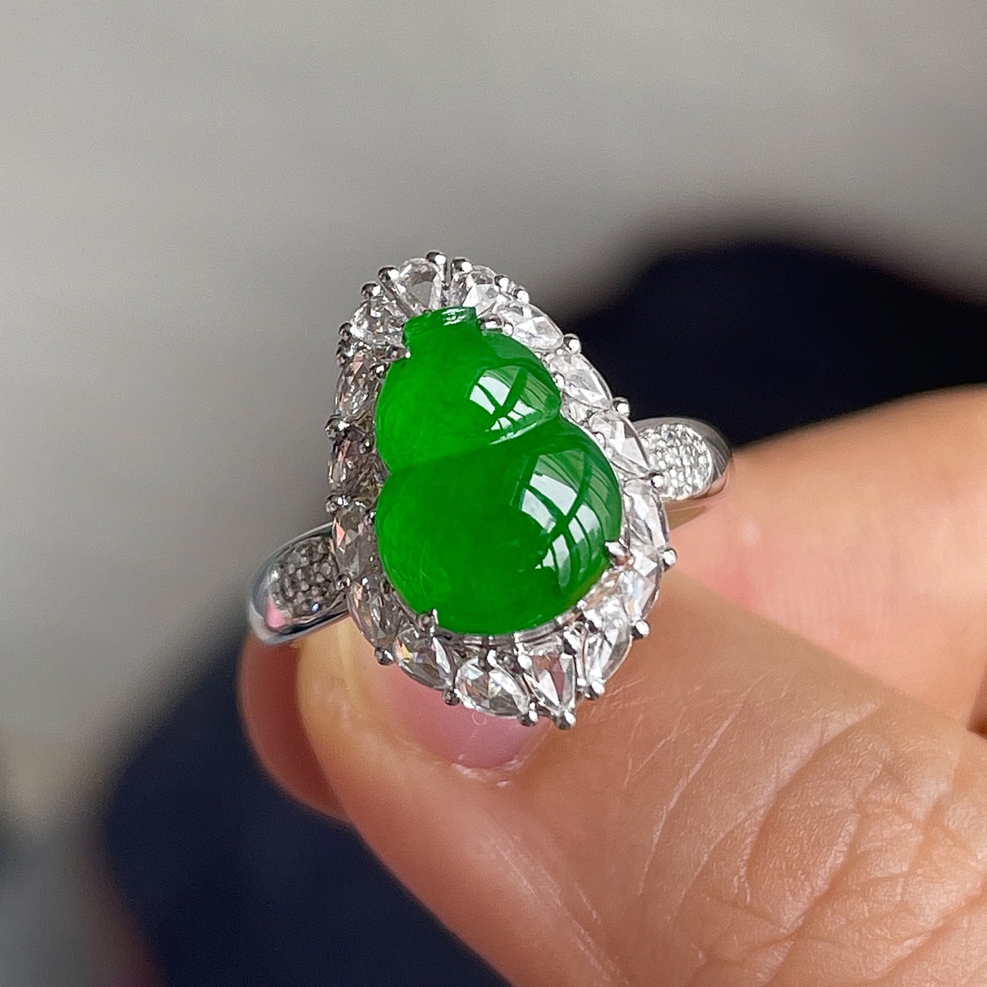 ️高冰阳绿葫芦戒指，18k金镶嵌，色辣，饱满水润，无裂，裸石尺寸11.5/8.5/4.5--17.
