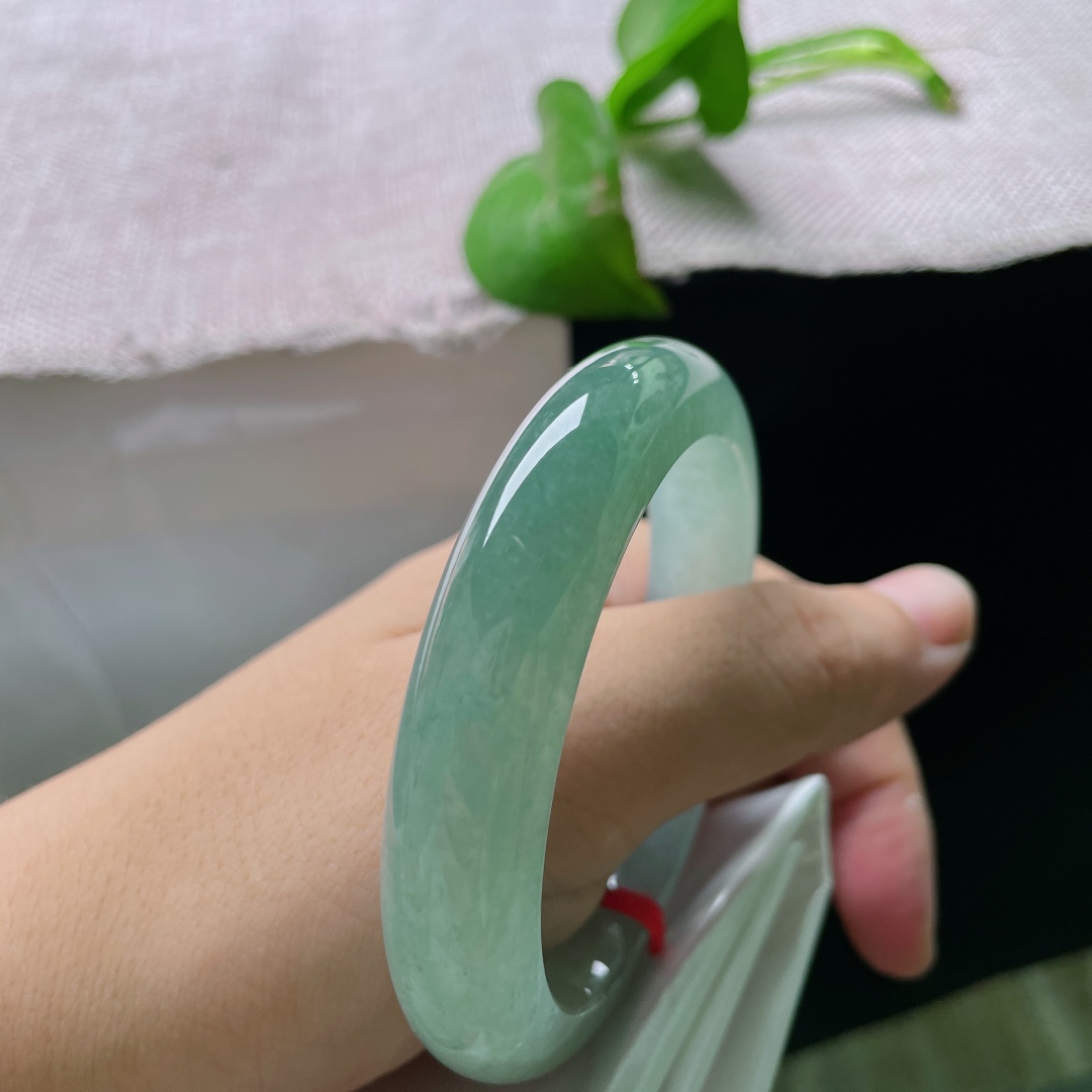 56.5/13/8.9，冰油青正圈，无裂种老，一镯分藏半山半水，深浅柔翠相融，冰润清逸自带山水诗意。ss57000a