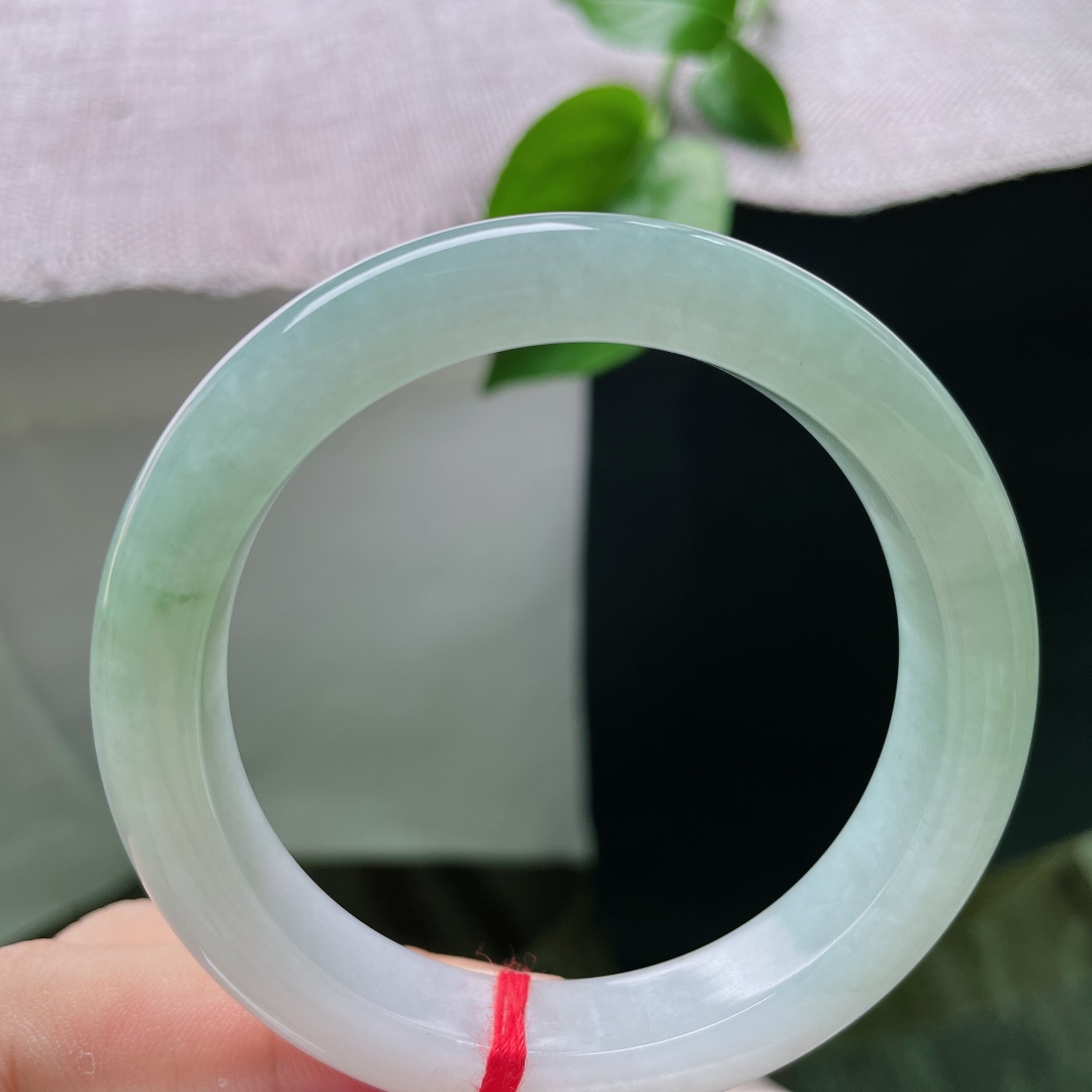 飘花正圈，无裂，浅绿柔光如水雾漫腕，清透素雅自带沉静气韵，ss55562a