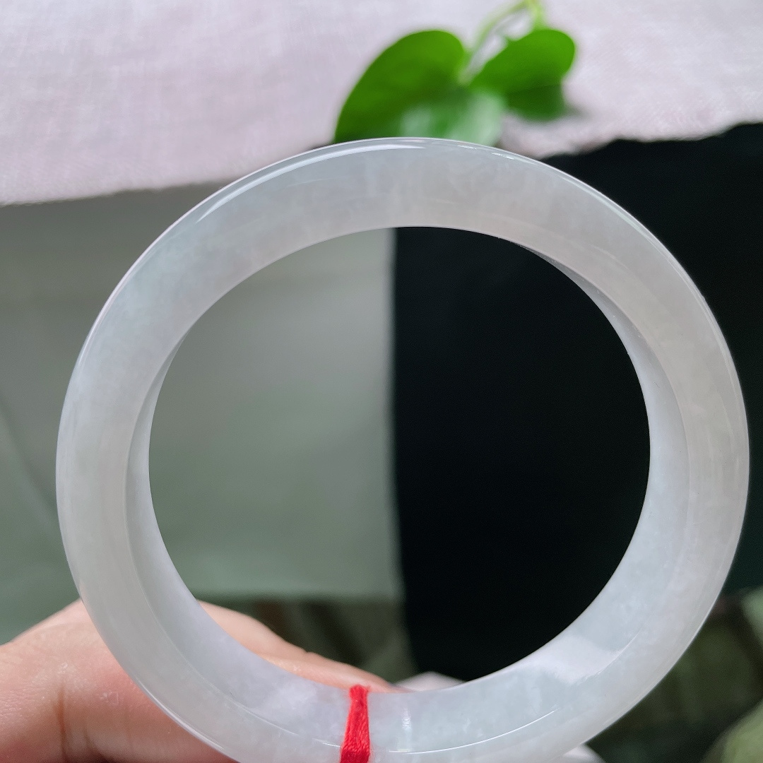 白底正圈，温柔水润，素净清透衬出腕间简约雅致，晶体感，ss54876a