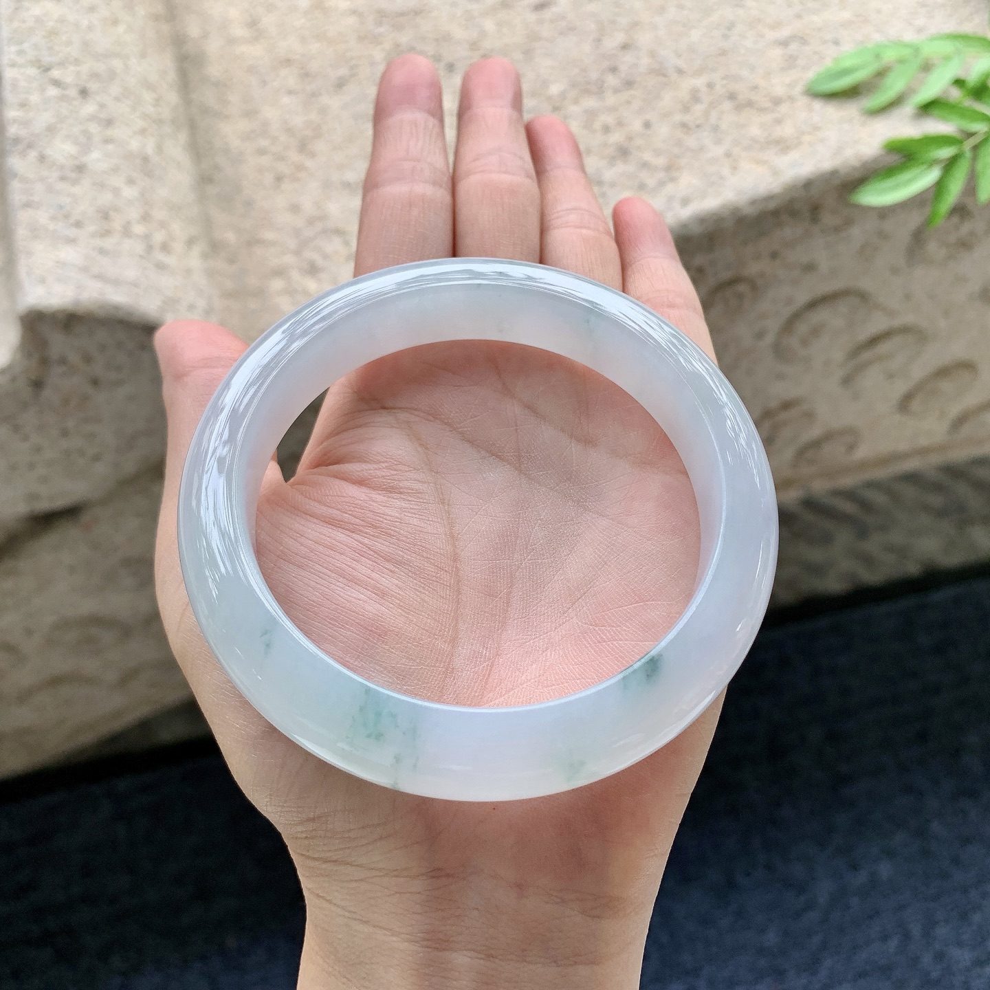 正圈64 65，圈口64.2/12.8/9.7，编码T1082947，糯冰飘花，水润，种老，细腻，无裂。