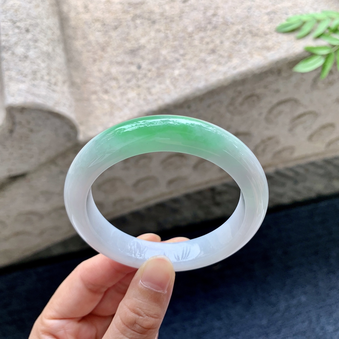 正圈54 55,圈口55/11.6/9,编码A2082907,细糯飘绿，水润，种老，细腻，有纹线