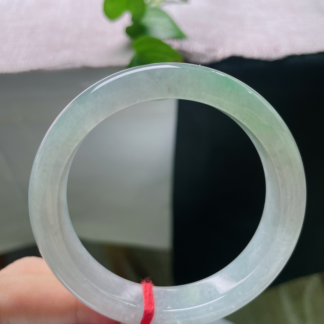 54.2/12.2/8.3，飘绿正圈，有裂，莹润清透，冰白底子间浮着一缕金丝绿，将独有的雅致藏于日常抬手细节之中，ss56171a