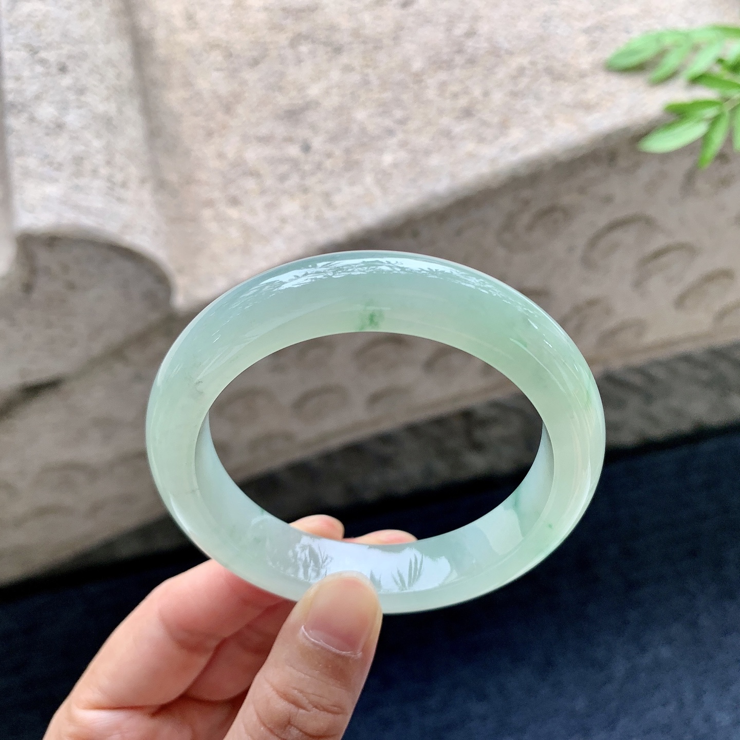 正圈54 55,圈口55.3/12.5/9,编码A2082916,描述糯冰淡绿飘绿，水润，种老，细腻，无裂