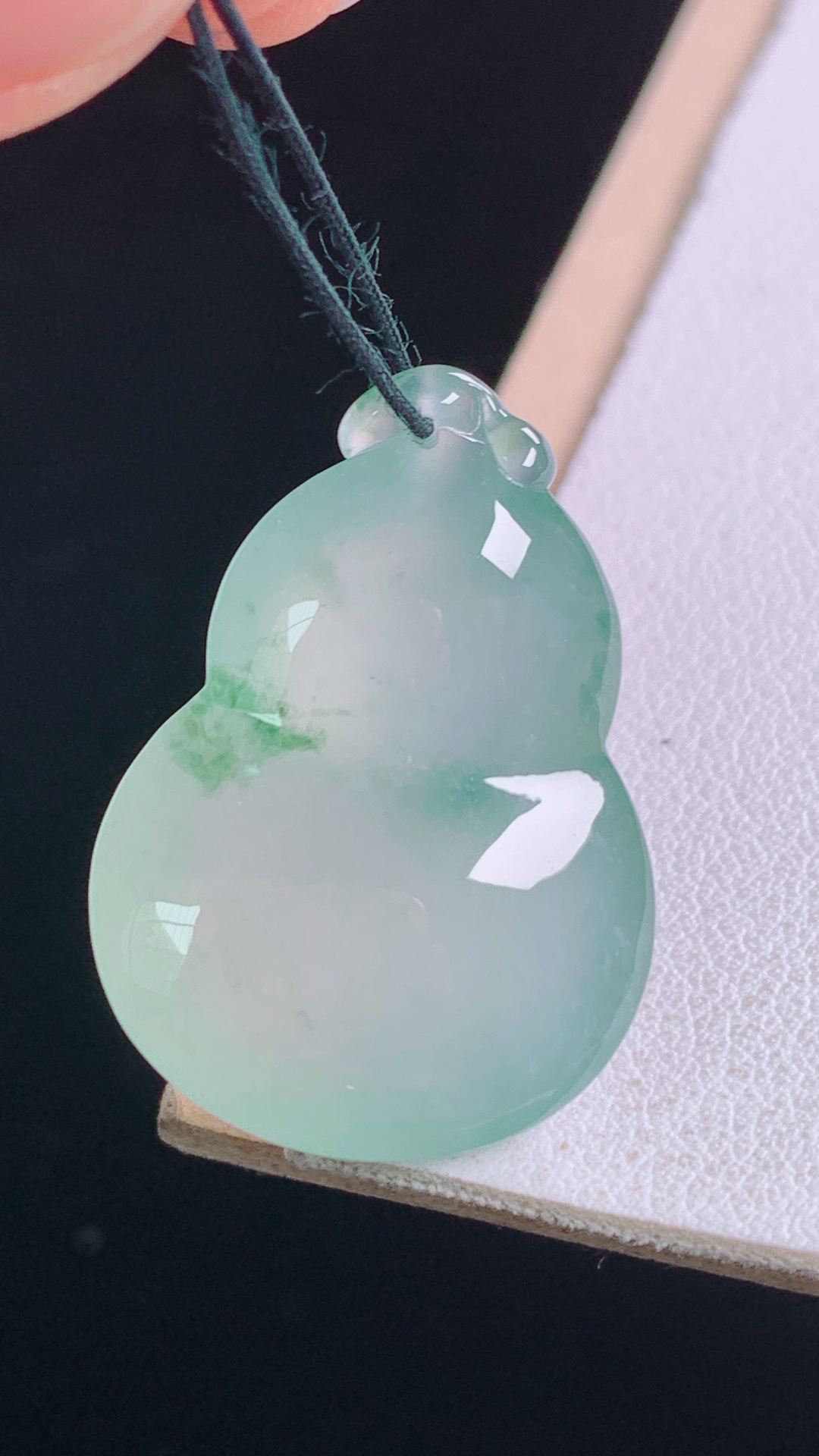 高冰飘花葫芦,花色灵动，水润细腻，无裂,尺寸:28.3-20.2-10.0mm