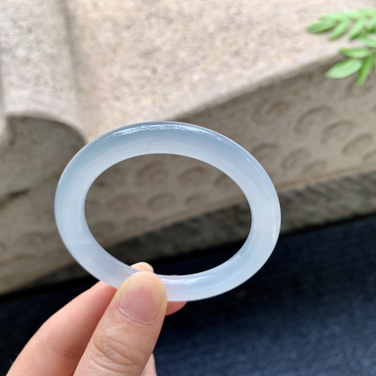 圆条48 49,圈口49.6/8.2/8.2,编码G9082933,冰糯紫底，水润，种老，细腻，有纹线