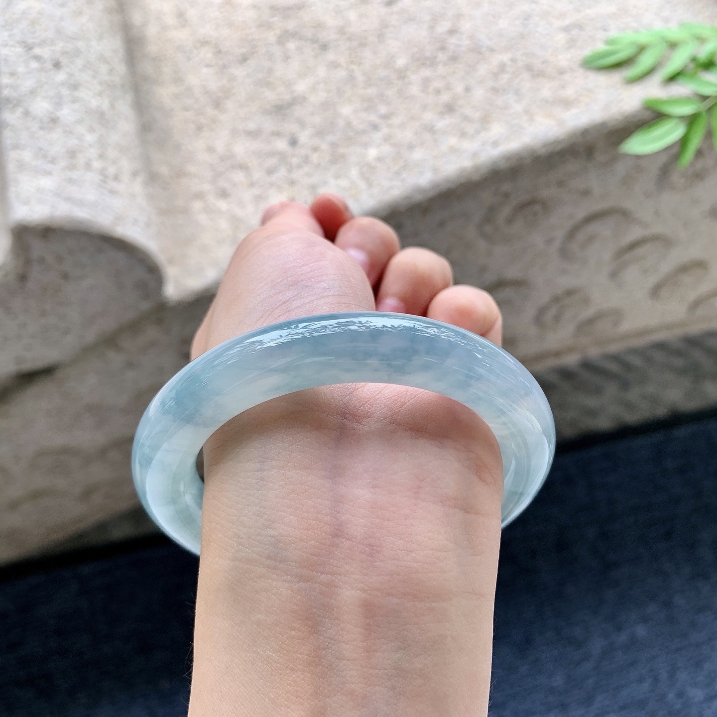 圆条56 57，圈口57/11.2/11.2，编码WW082945，糯冰飘花，水润，种老，细腻，打灯有絮线