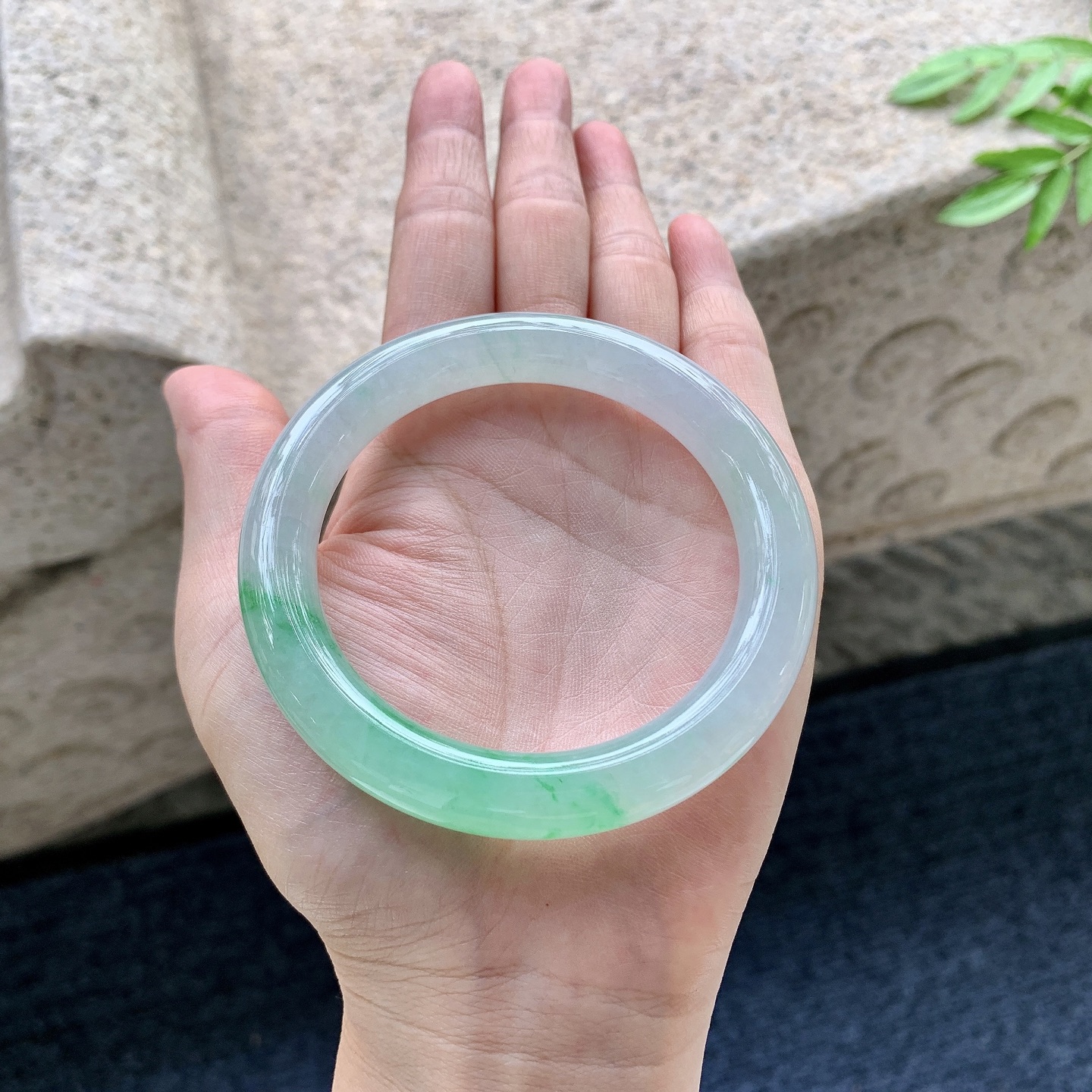 圆条55 56,圈口56/10.2/10,编码G9082932,糯冰飘绿，水润，种老，细腻，有纹线