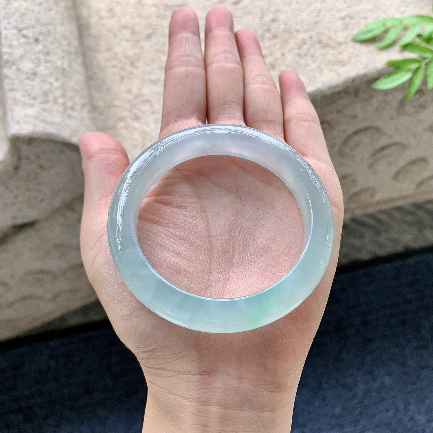 正圈53 54，圈口54.3/11/8.7，编码A2082910，冰糯飘绿，水润，种老，细腻，打灯有
