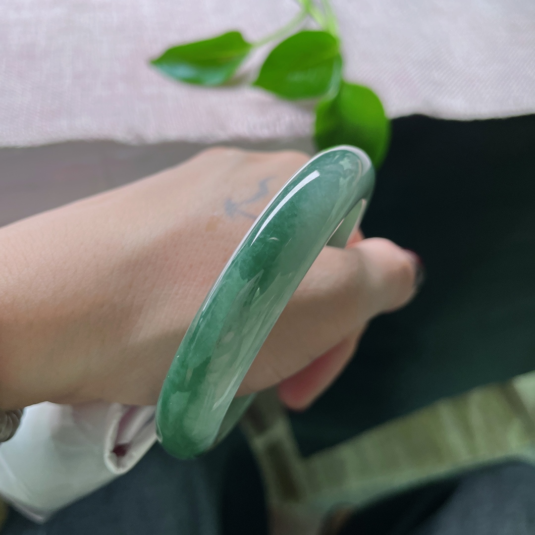 56.8/11.8/8.1深绿正圈，水润细腻，种老，悠悠的云里有淡淡的诗，一点色纹，ss55652a