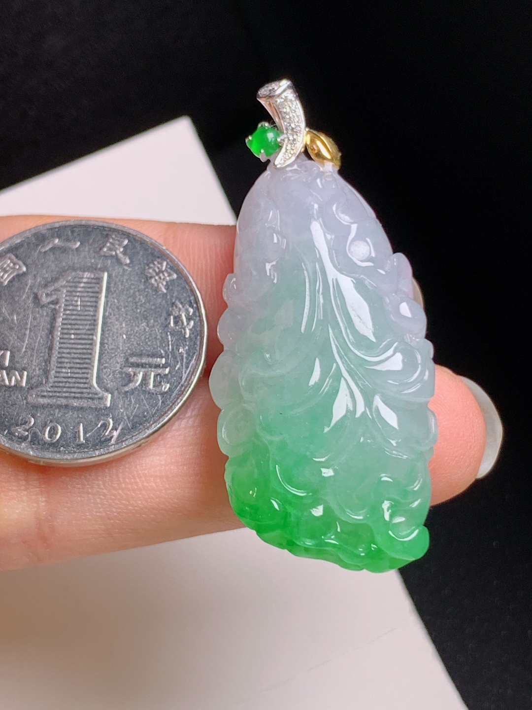 冰种绿白菜吊坠，翠色鲜亮，做工精致，百财聚来