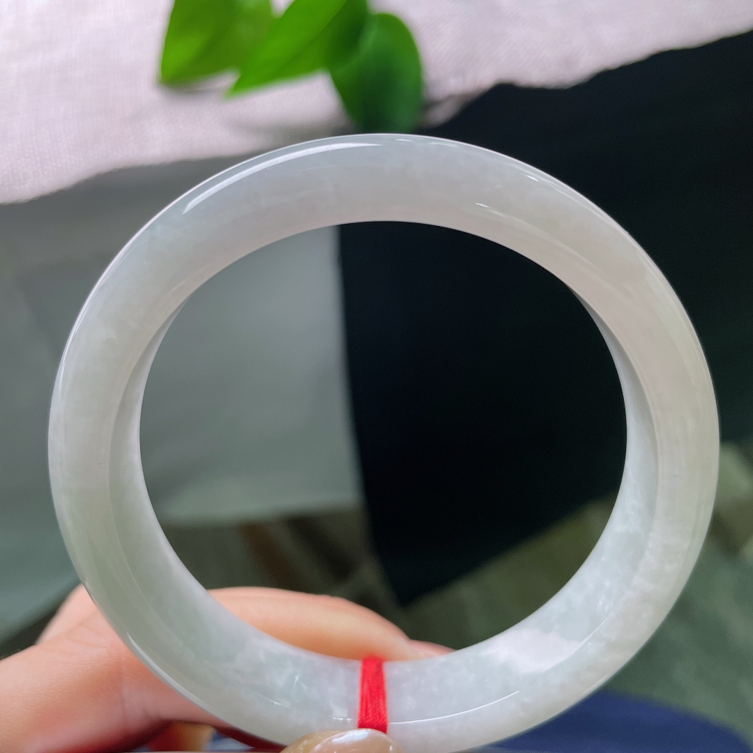 绿底正圈，侧纹，精细抛光工艺，镯面光亮莹润，光泽柔和不张扬，将玉石通透质感完整展现。ss57740a