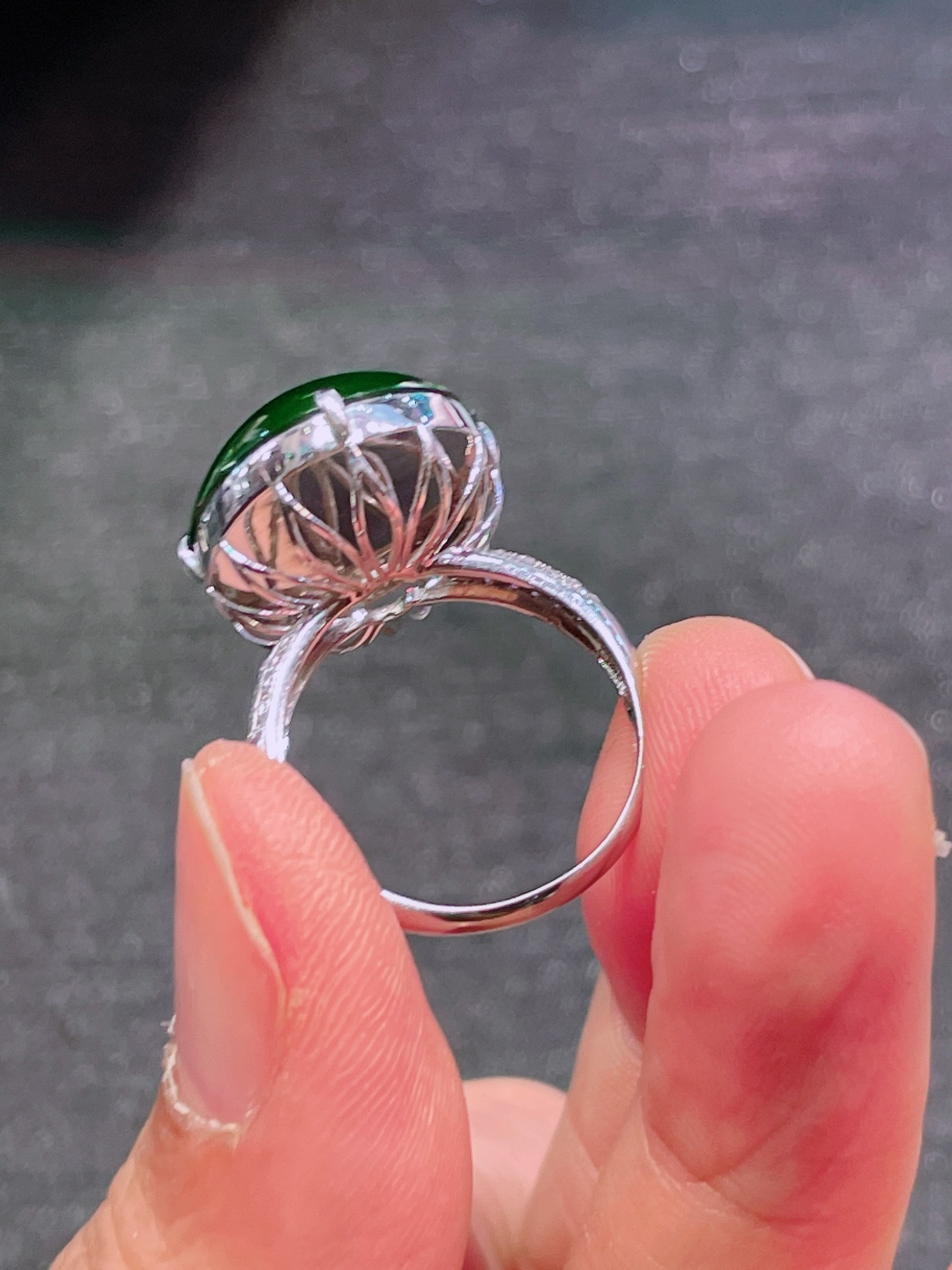 高冰绿蛋面戒指 晶莹剔透，新颖时尚，品相，19-17-6