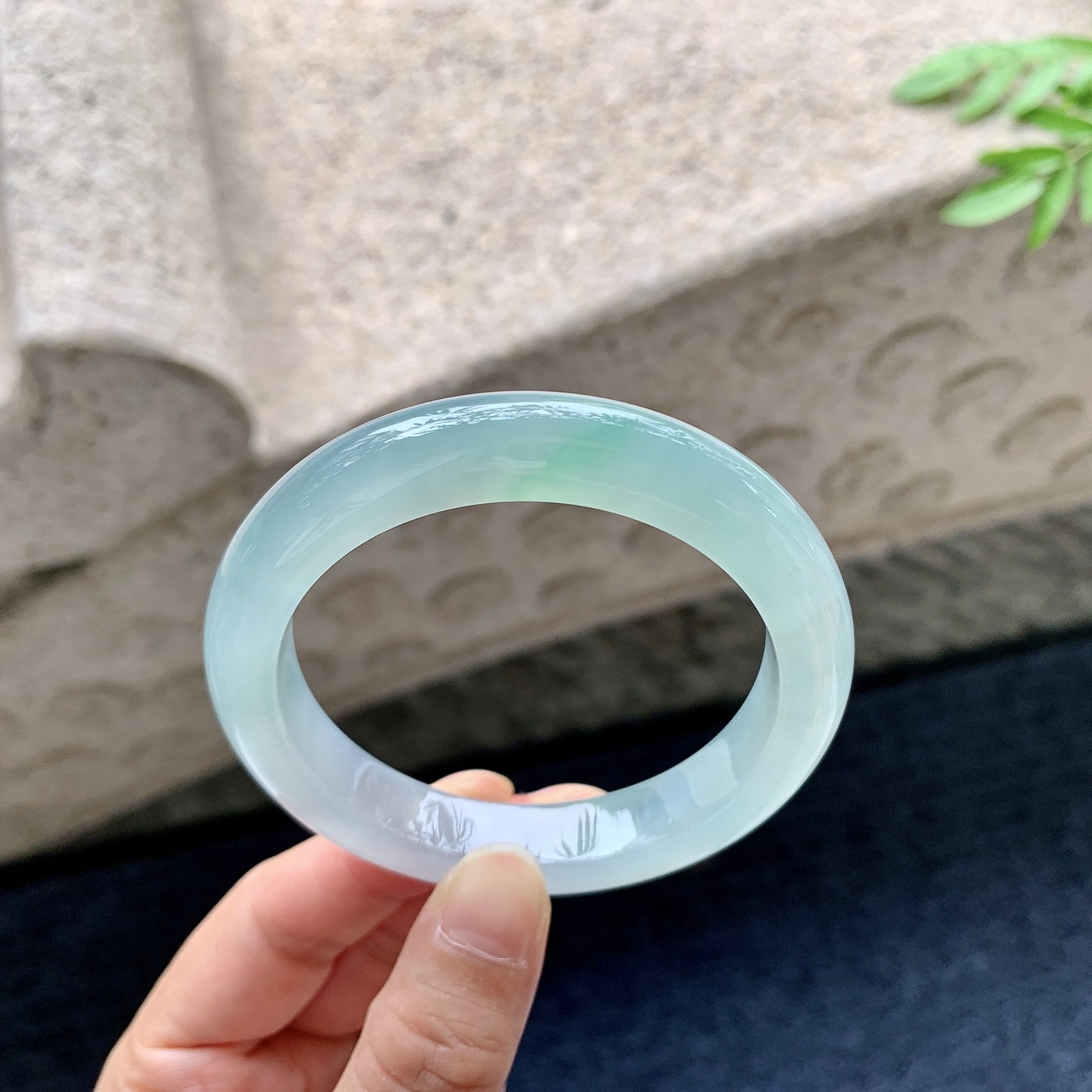 正圈53 54，圈口54.3/11/8.7，编码A2082910，冰糯飘绿，水润，种老，细腻，打灯有棉线