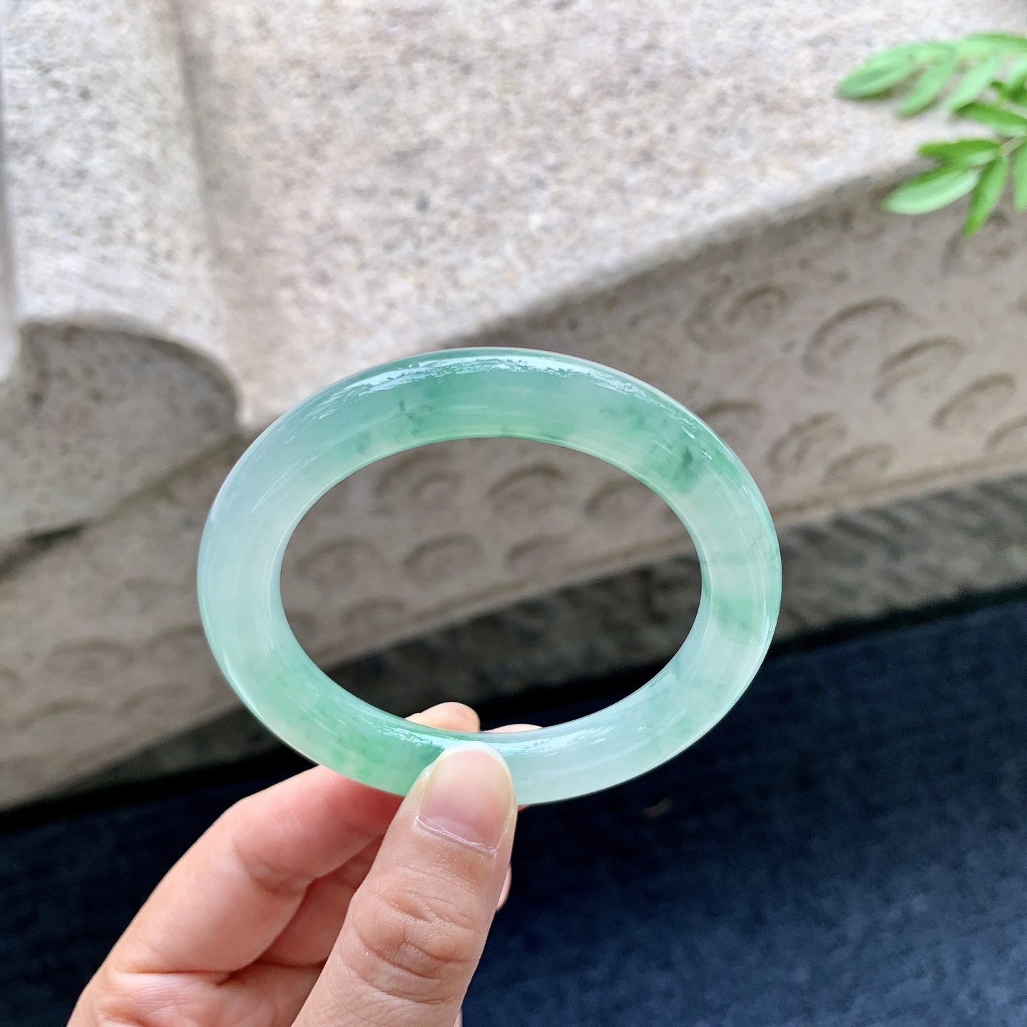 圆条51 52,圈口52.6/10.3/9.6,编码A2082909,冰糯飘绿花，水润，种老，细腻，有纹线