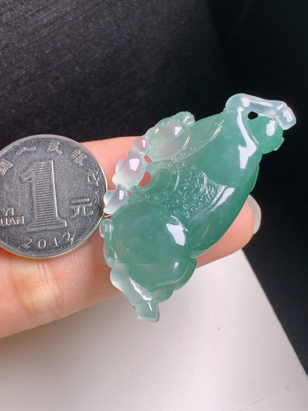 冰种飘花唐马，色泽浓郁，立体精工，马到功成