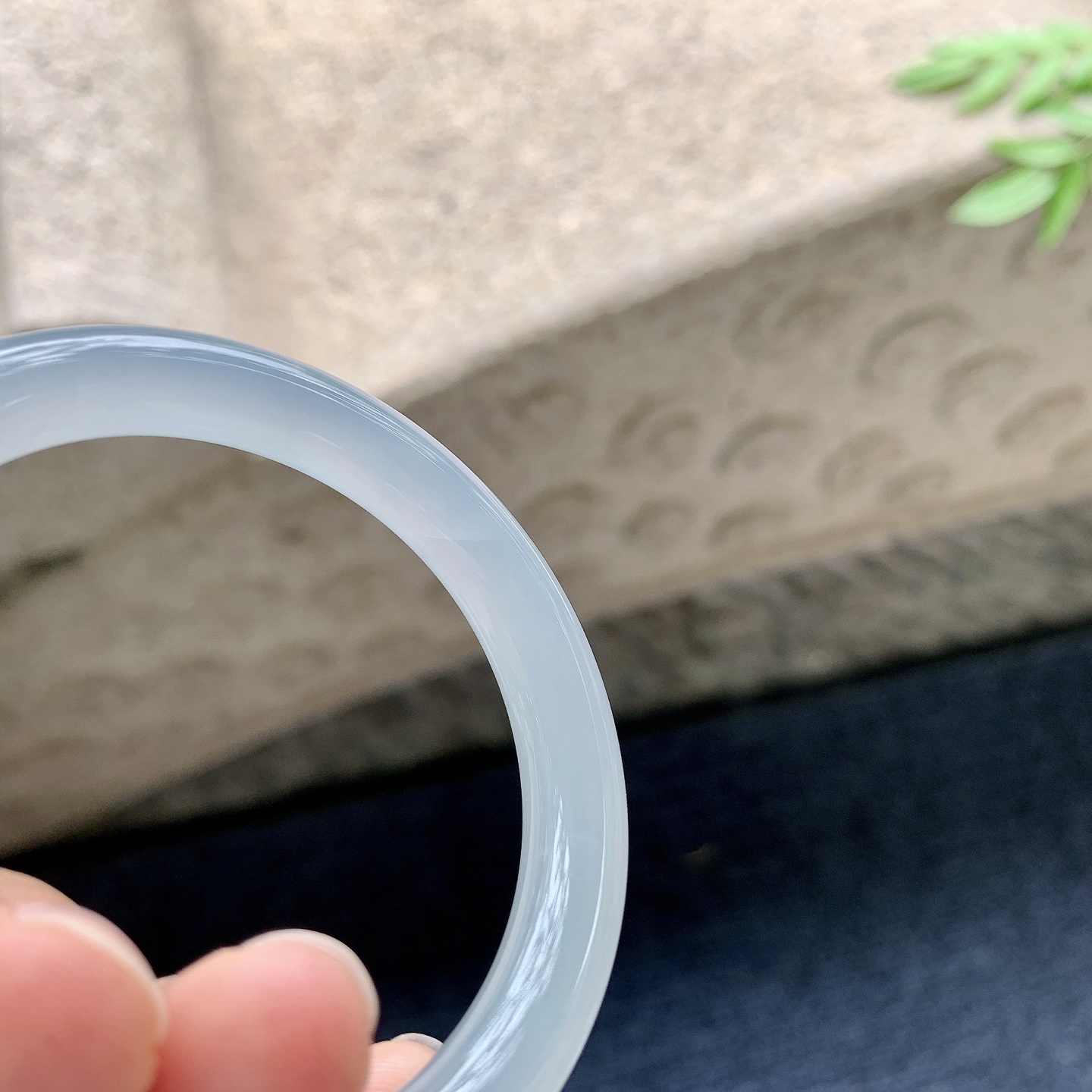 圆条48 49,圈口49.6/8.2/8.2,编码G9082933,冰糯紫底，水润，种老，细腻，有纹线
