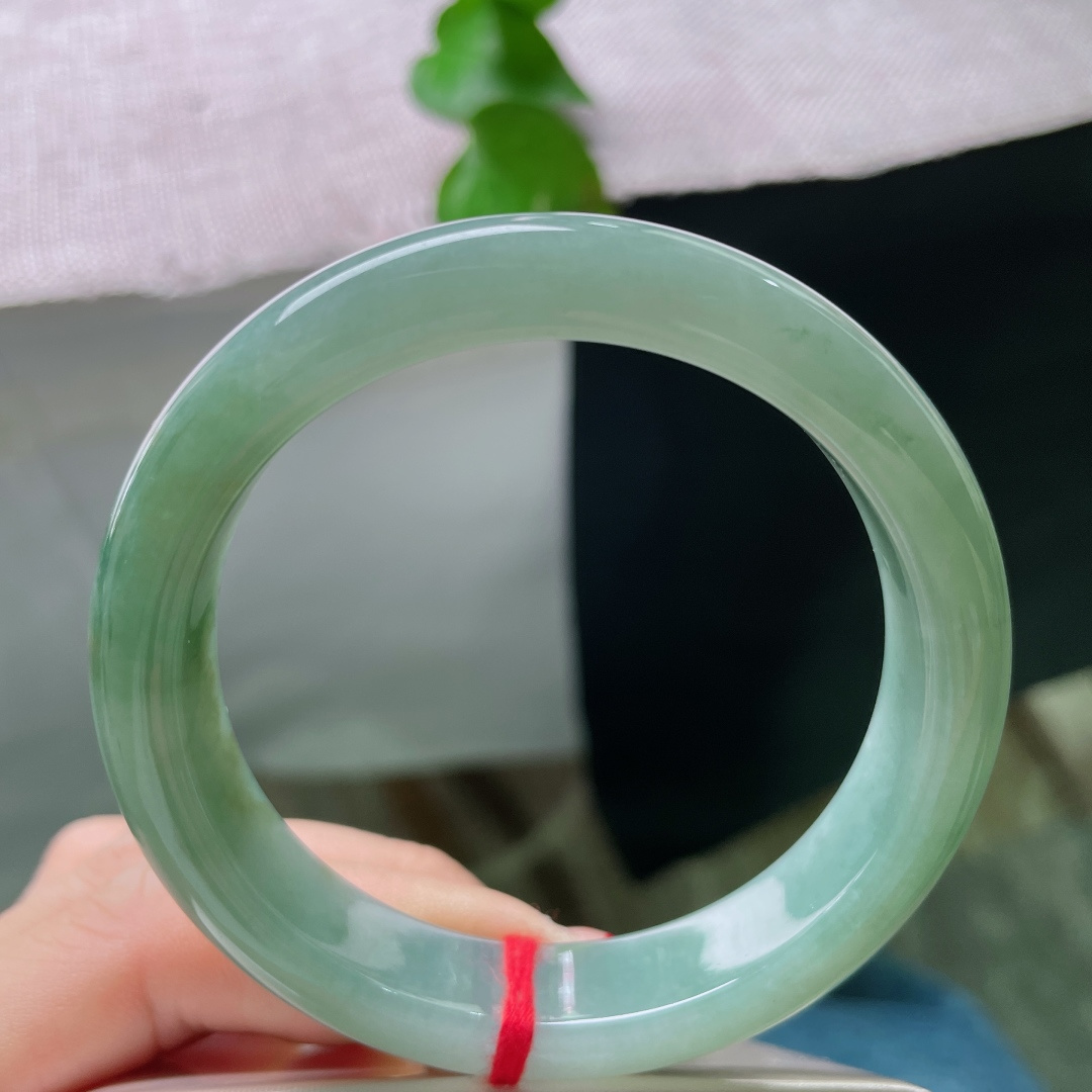 56/12.9/8.6，绿底正圈，无裂，油润蓝水，质地细腻柔光内敛，素雅耐看。ss54405a。