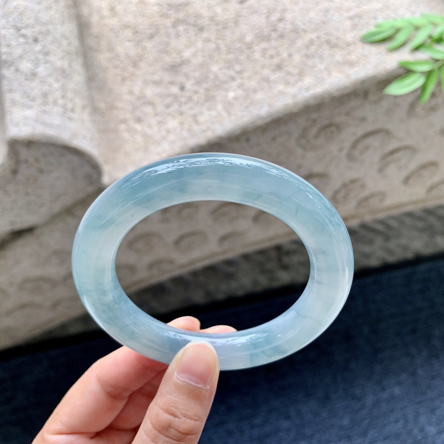 圆条55 56，圈口56.5/11.4/11.7，编码WW082946，冰糯飘花，水润，种老，细腻，打灯有絮线