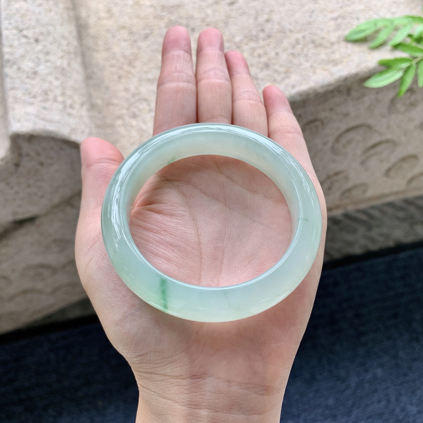 正圈54 55,圈口55.3/12.5/9,编码A2082916,描述糯冰淡绿飘绿，水润，种老，细腻，无裂