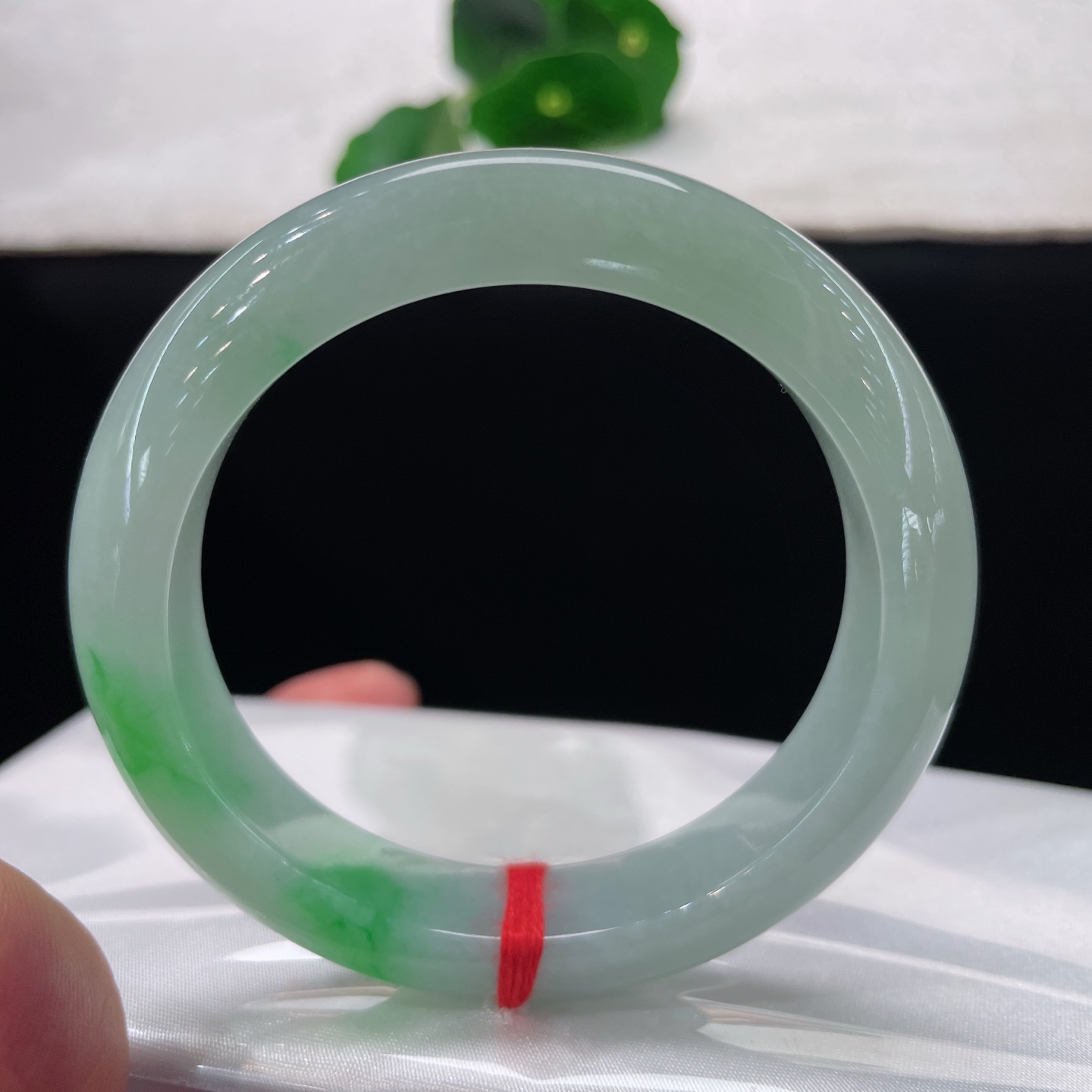 翡翠手镯 圈口55.5/11.8/9.0，白底青正圈，55/56可戴，凝一抹鲜活阳绿，清润如水，腕间一抹生机，无裂