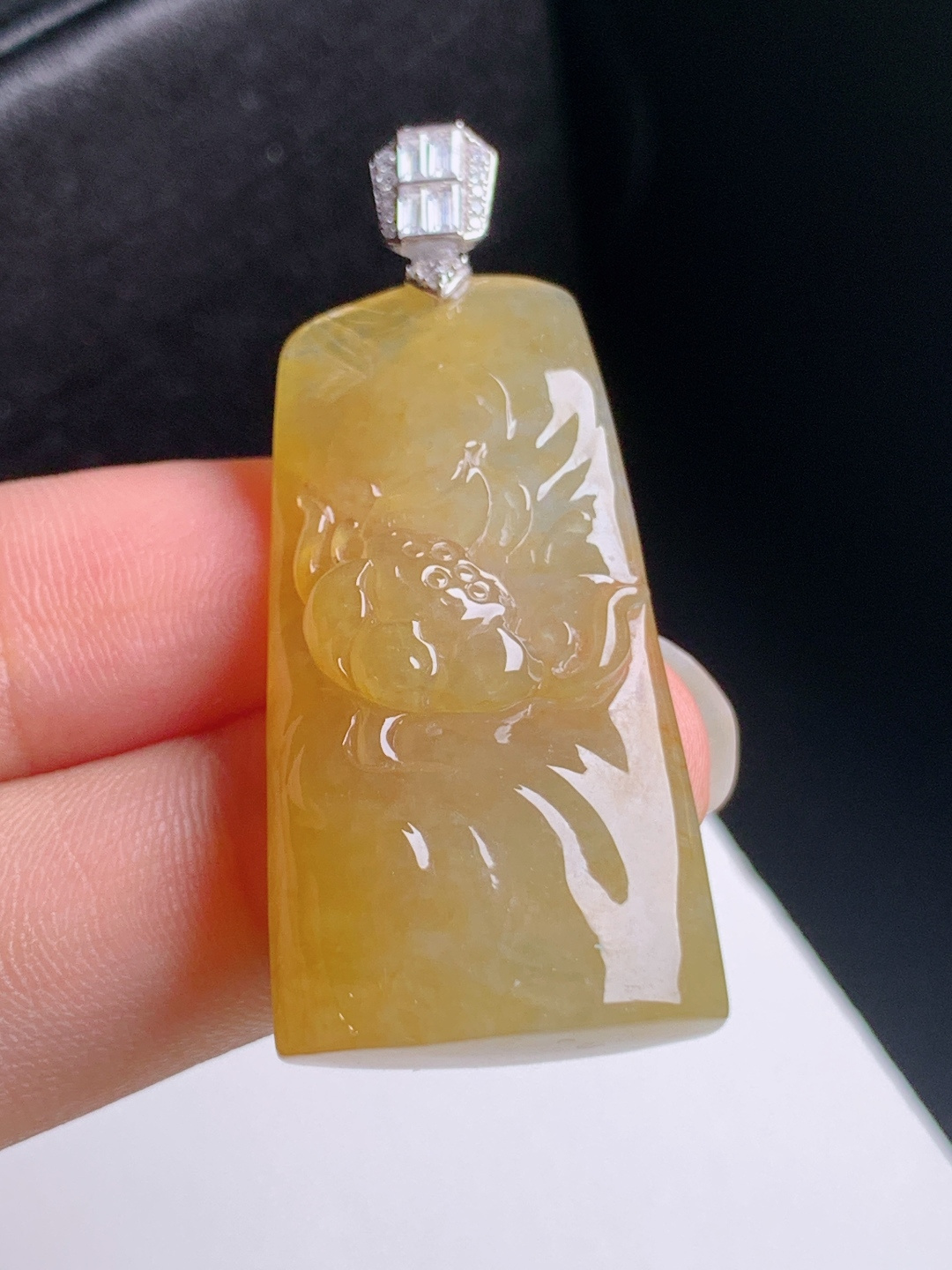 黄翡荷花牌吊坠，色泽温润，玉质细腻，雕工精致，和和美美