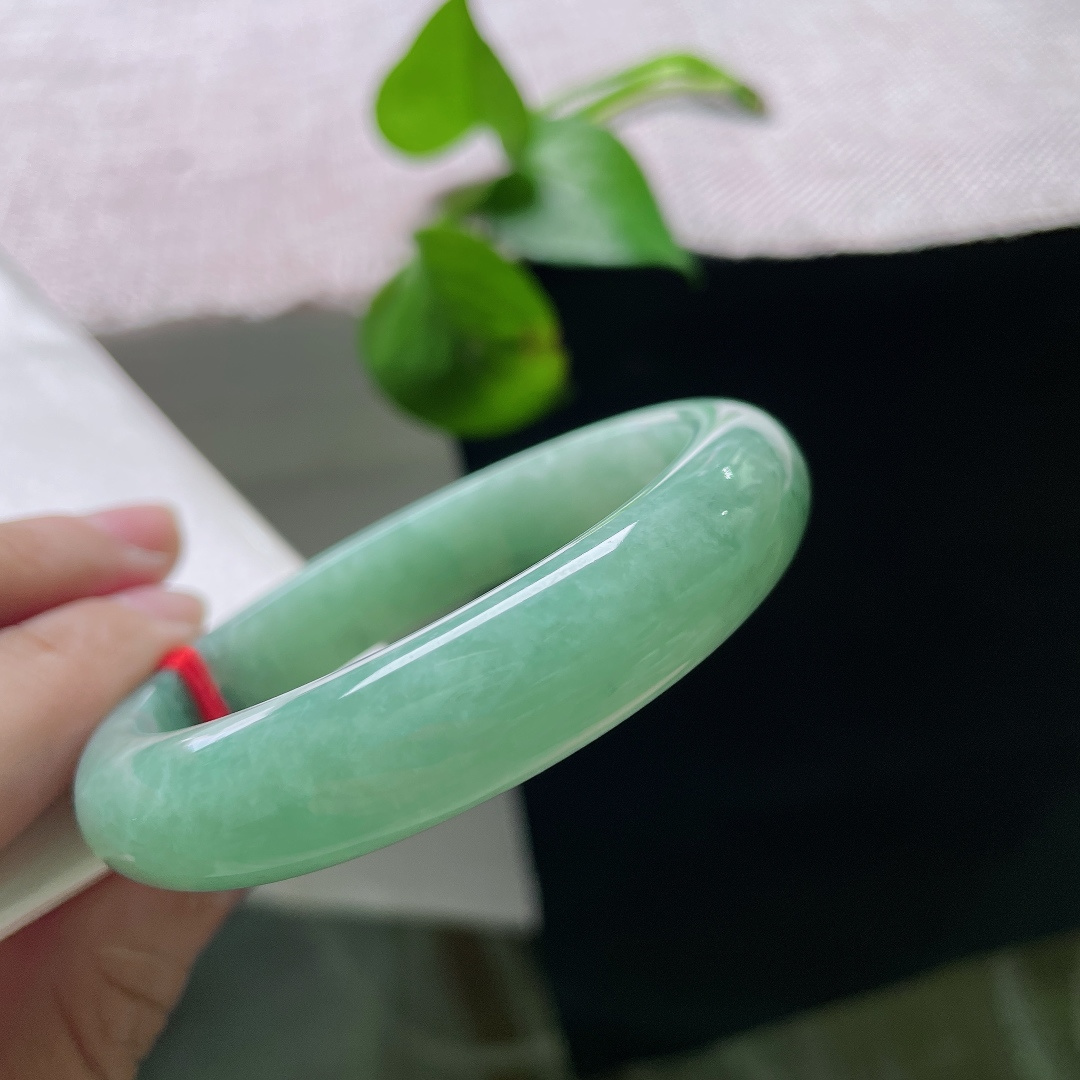 绿底正圈，晶体感，一镯晴水含翠色，清风入玉沁人心脾。ss55752a。