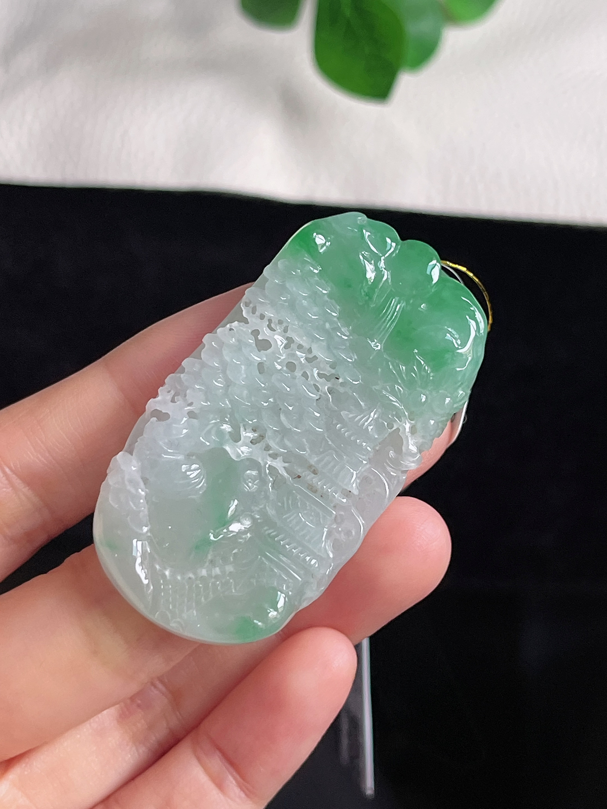 翡翠冰糯种飘绿山水牌